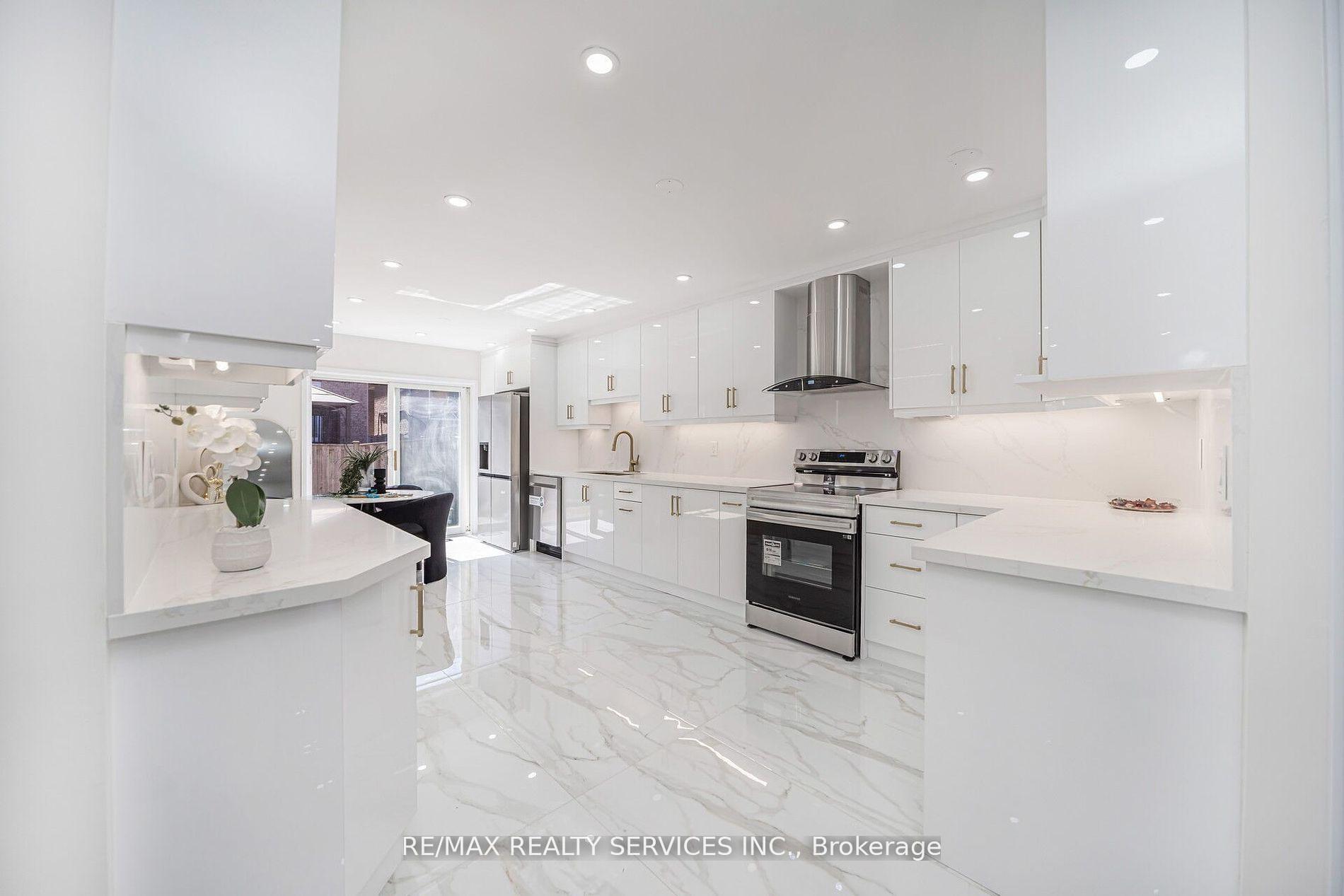 Photo 14 of 10 Linderwood Drive, Brampton, Fletcher's Meadow — HOMEH
