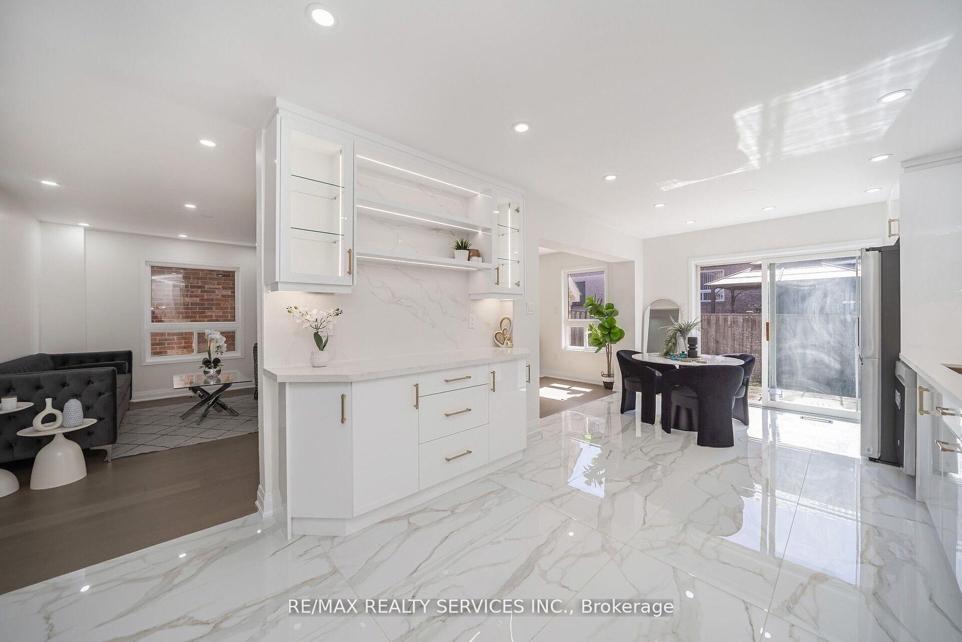 Photo 15 of 10 Linderwood Drive, Brampton, Fletcher's Meadow — HOMEH