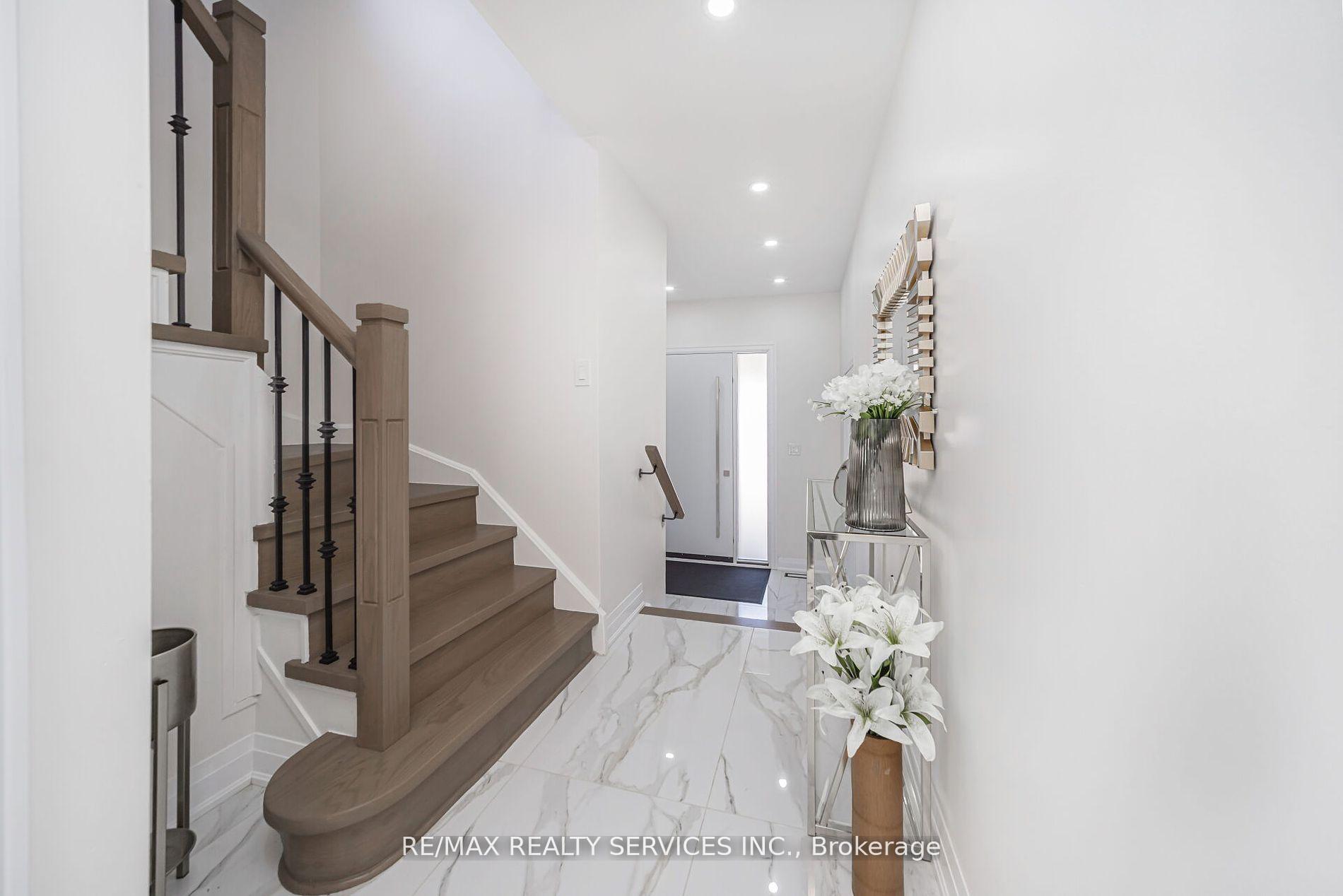Photo 21 of 10 Linderwood Drive, Brampton, Fletcher's Meadow — HOMEH