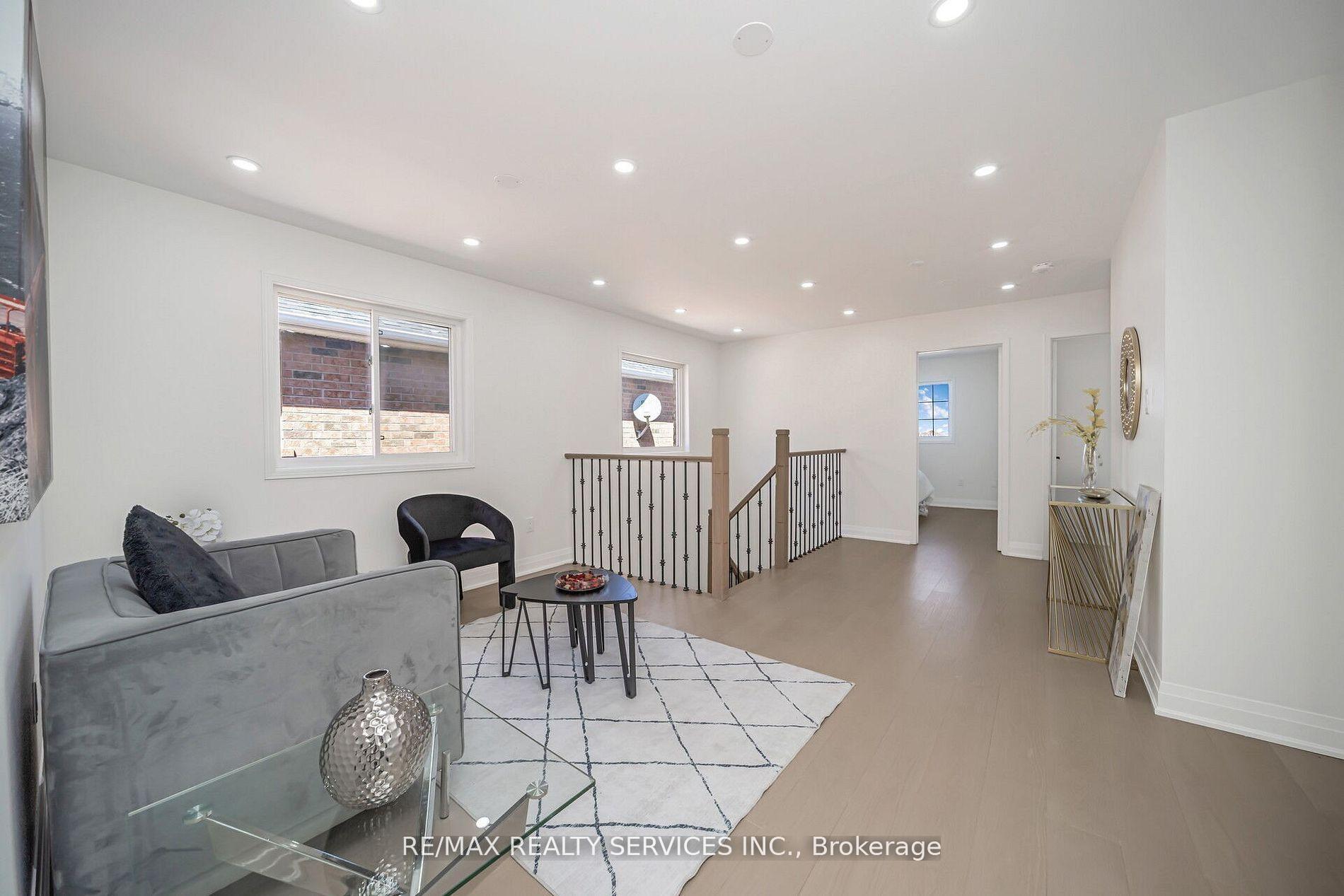 Photo 23 of 10 Linderwood Drive, Brampton, Fletcher's Meadow — HOMEH