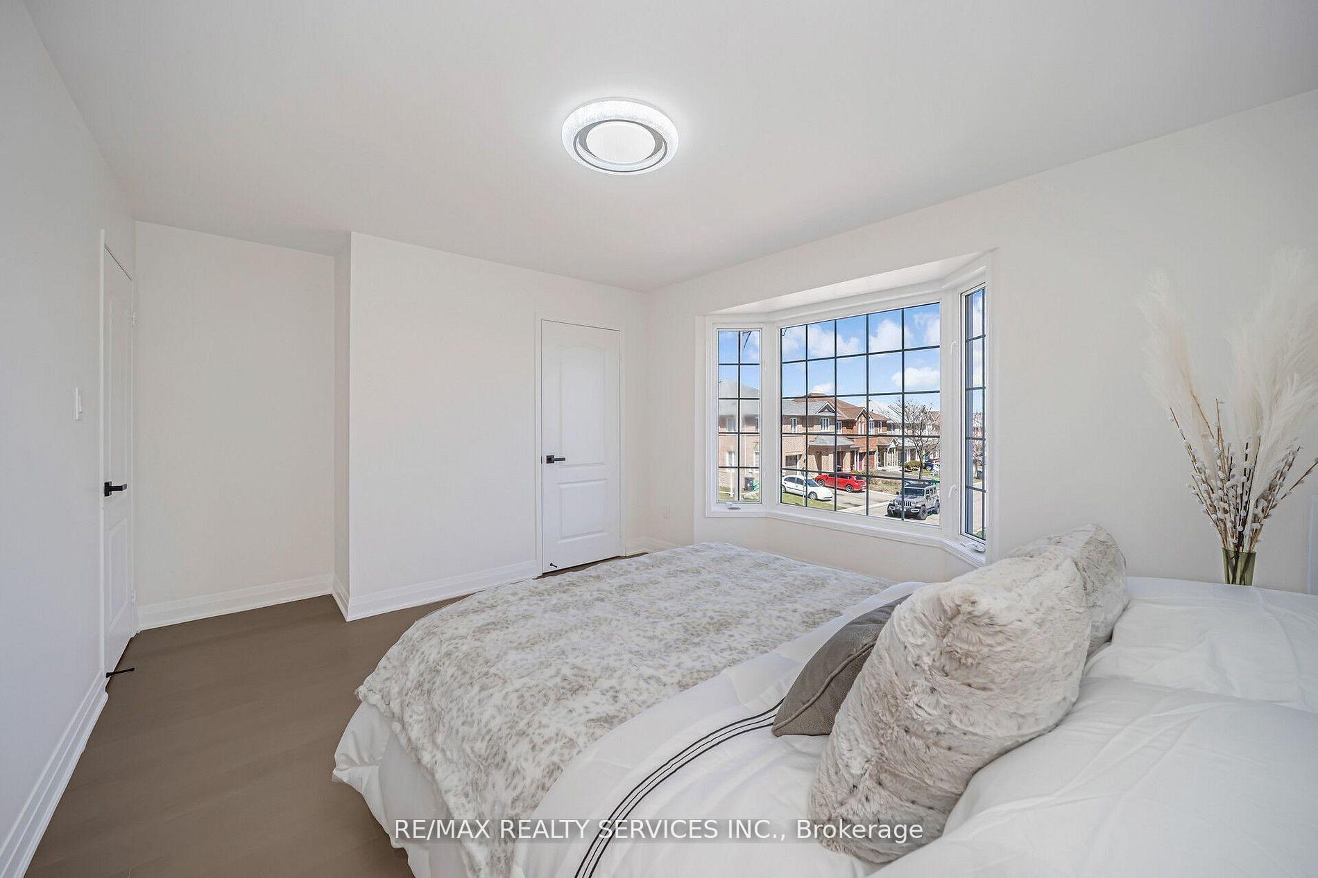 Photo 31 of 10 Linderwood Drive, Brampton, Fletcher's Meadow — HOMEH
