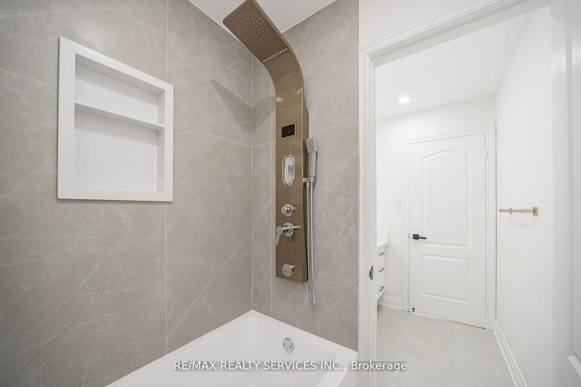 Photo 35 of 10 Linderwood Drive, Brampton, Fletcher's Meadow — HOMEH