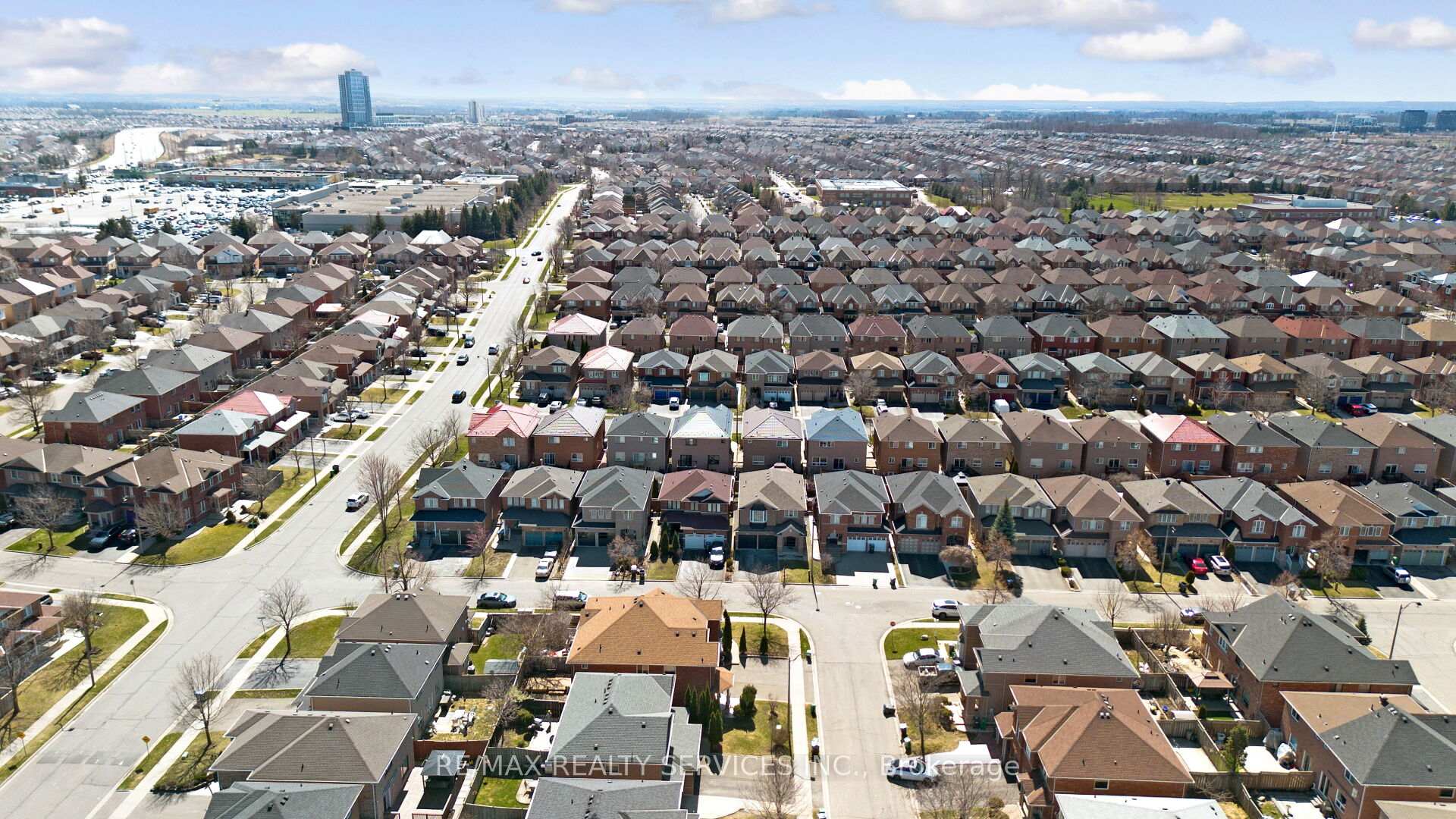 Photo 45 of 10 Linderwood Drive, Brampton, Fletcher's Meadow — HOMEH