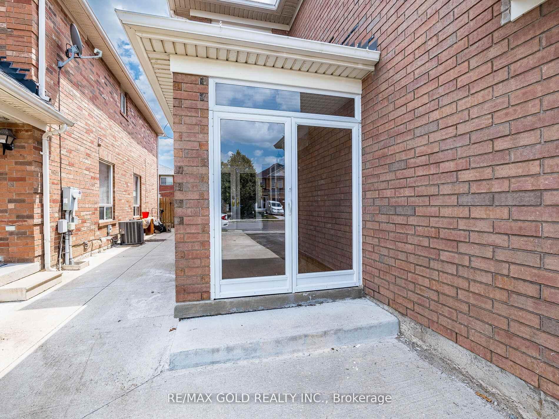 Photo 2 of 35 Garibaldi Drive, Brampton, Fletcher's Meadow — HOMEH