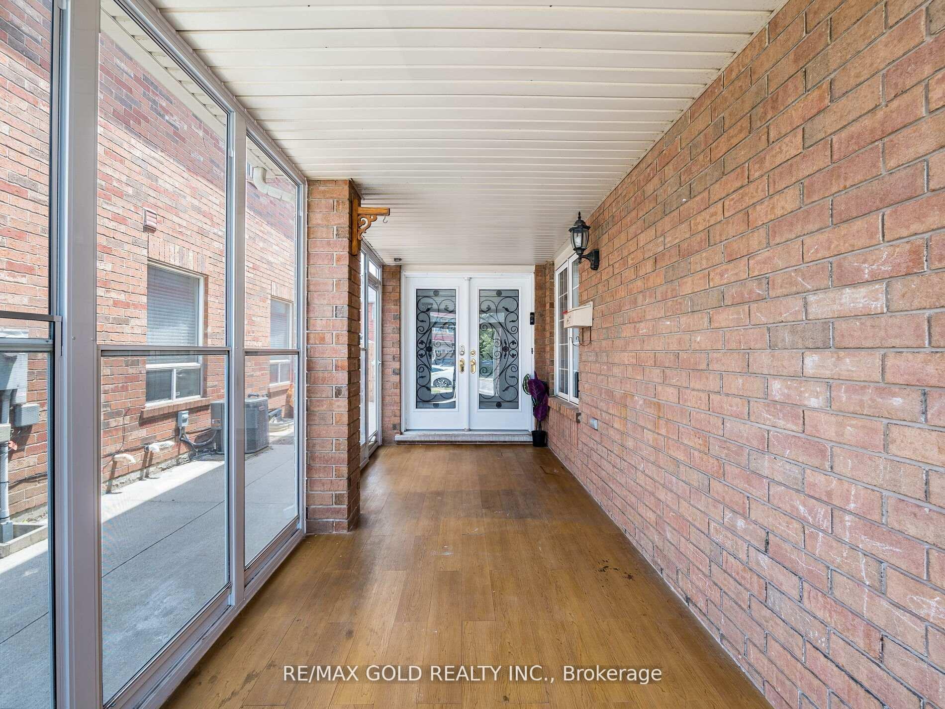 Photo 3 of 35 Garibaldi Drive, Brampton, Fletcher's Meadow — HOMEH