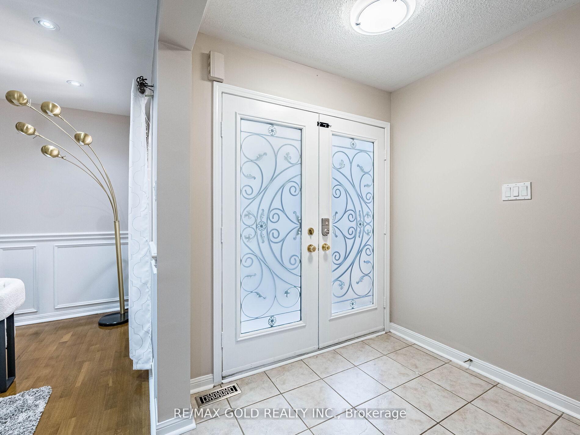 Photo 4 of 35 Garibaldi Drive, Brampton, Fletcher's Meadow — HOMEH