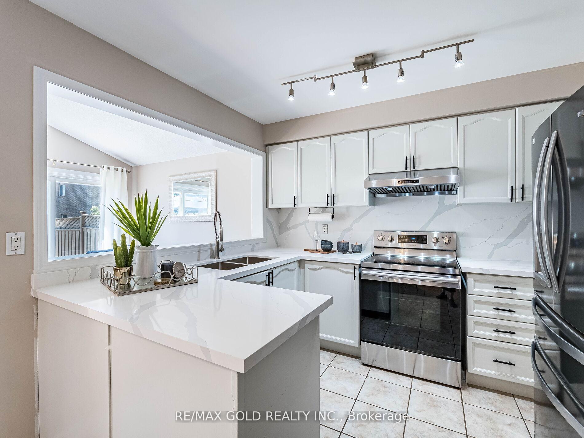 Photo 10 of 35 Garibaldi Drive, Brampton, Fletcher's Meadow — HOMEH