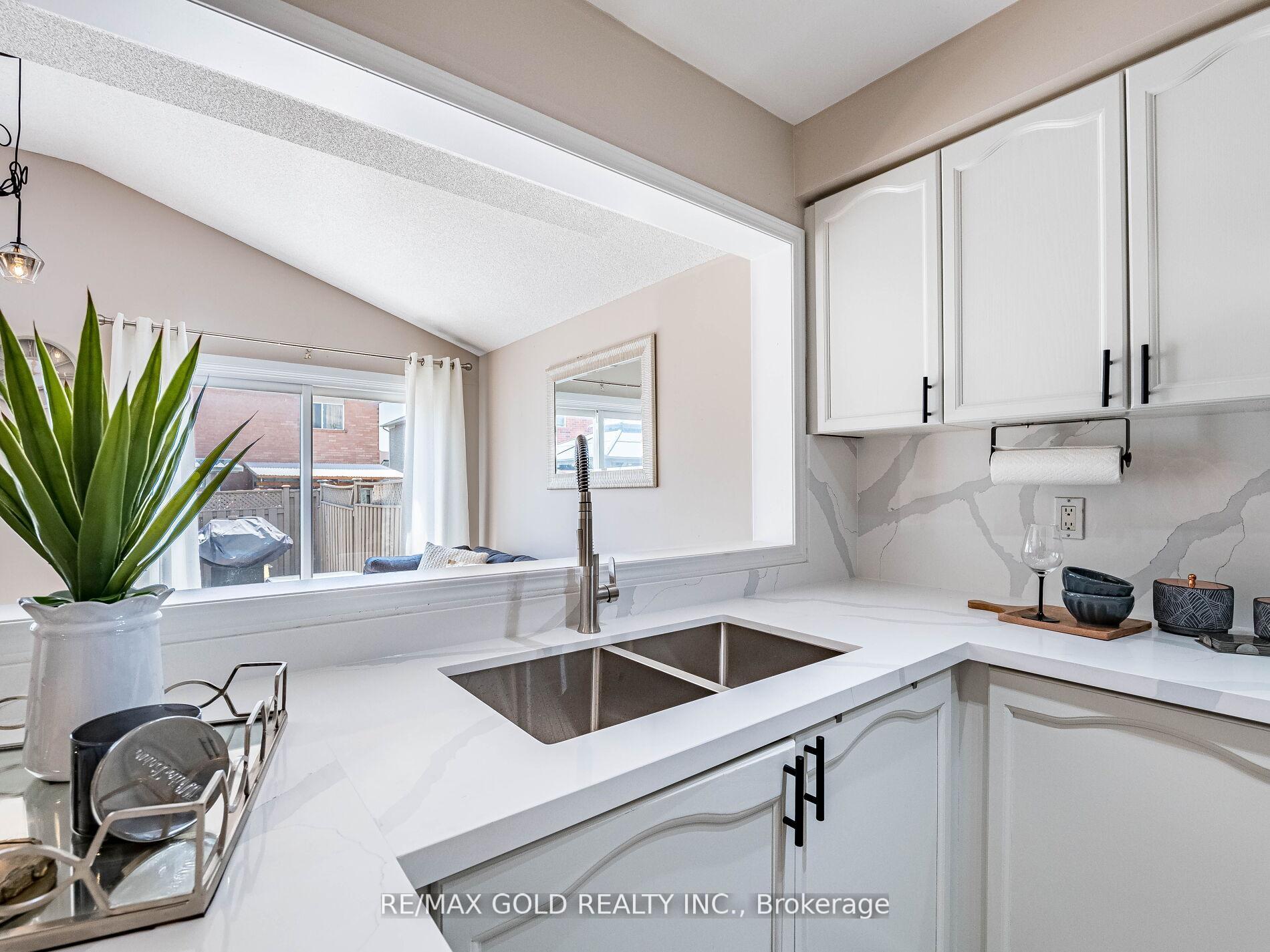 Photo 14 of 35 Garibaldi Drive, Brampton, Fletcher's Meadow — HOMEH