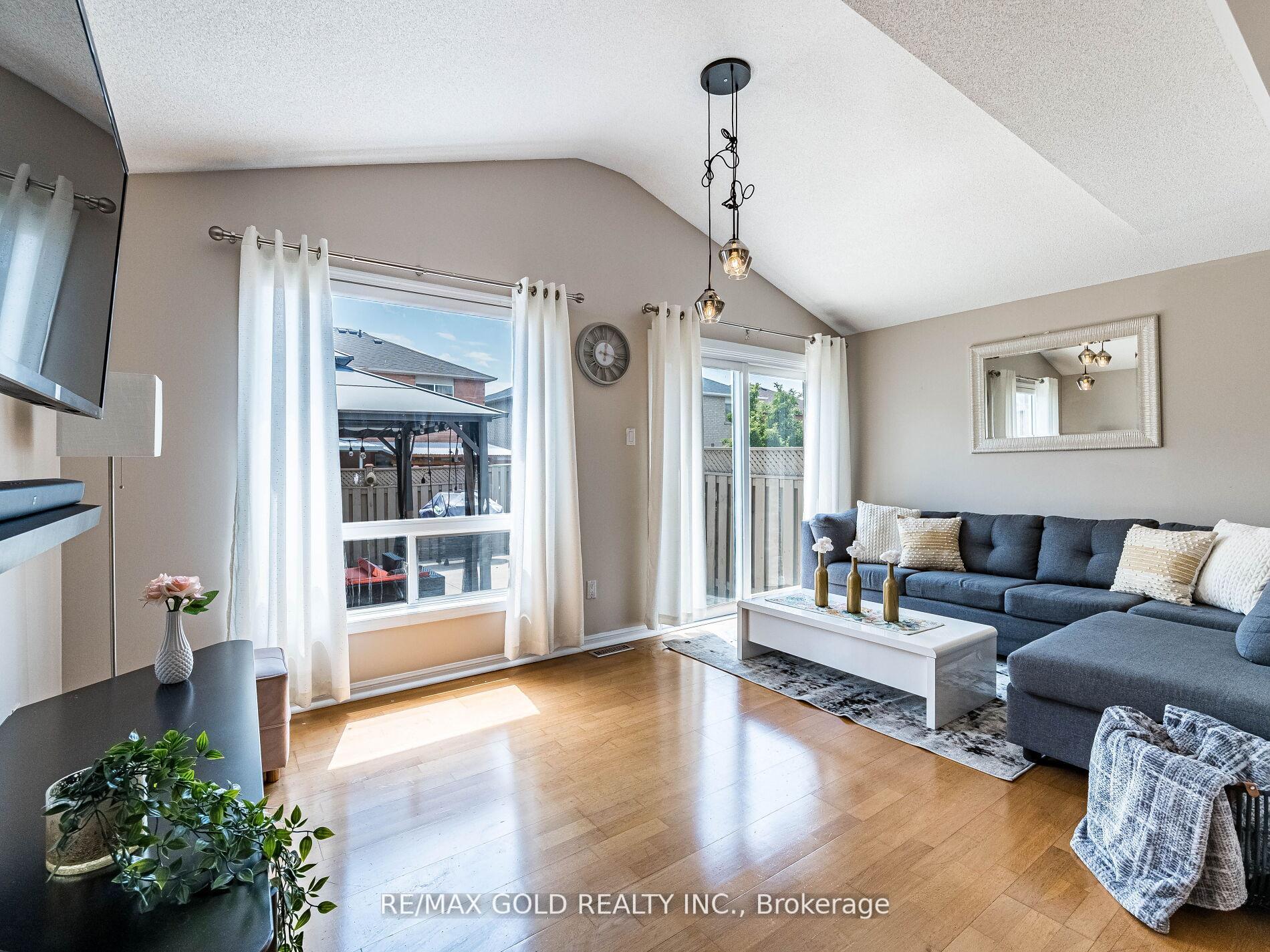 Photo 18 of 35 Garibaldi Drive, Brampton, Fletcher's Meadow — HOMEH