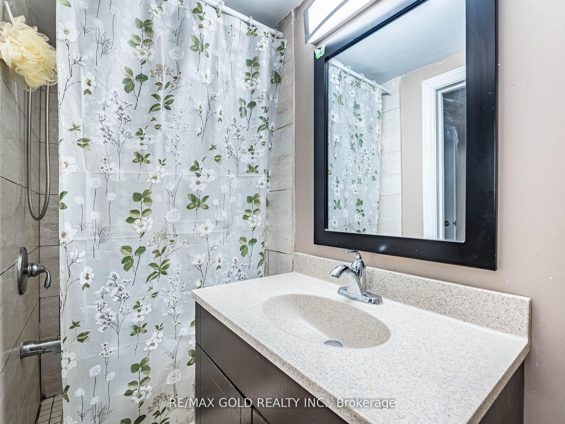 Photo 37 of 35 Garibaldi Drive, Brampton, Fletcher's Meadow — HOMEH