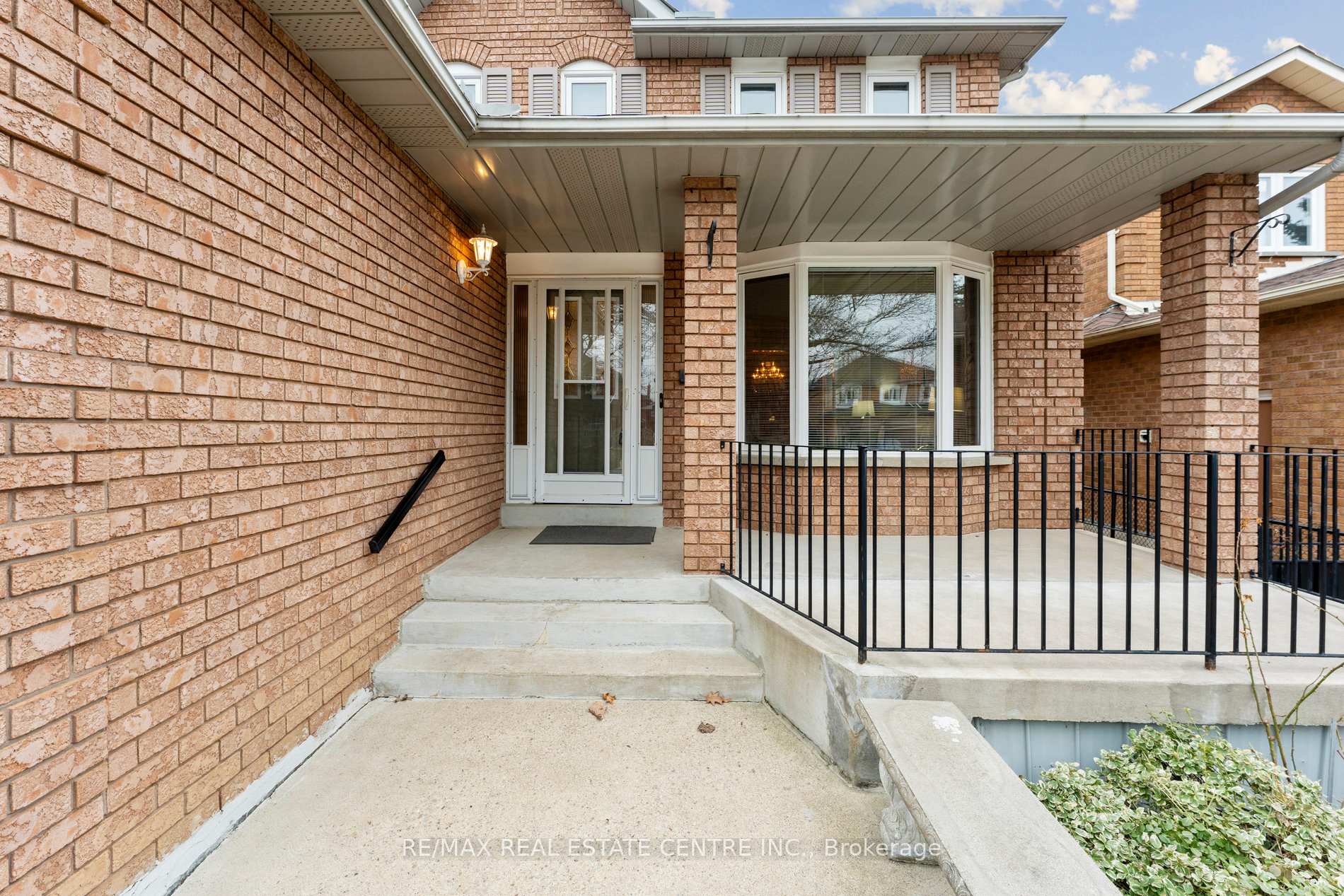 Photo 3 of 56 Canarvan Court, Brampton, Fletcher's Creek South — HOMEH