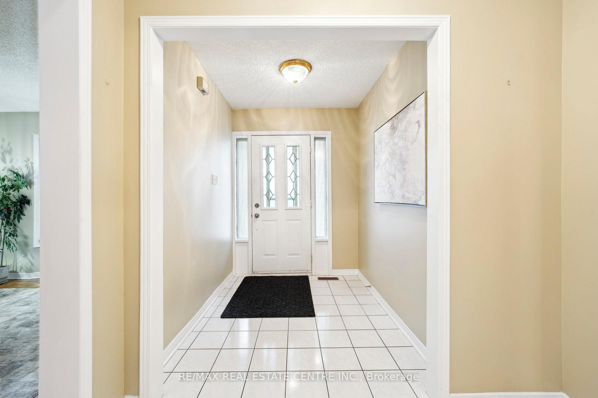Photo 4 of 56 Canarvan Court, Brampton, Fletcher's Creek South — HOMEH