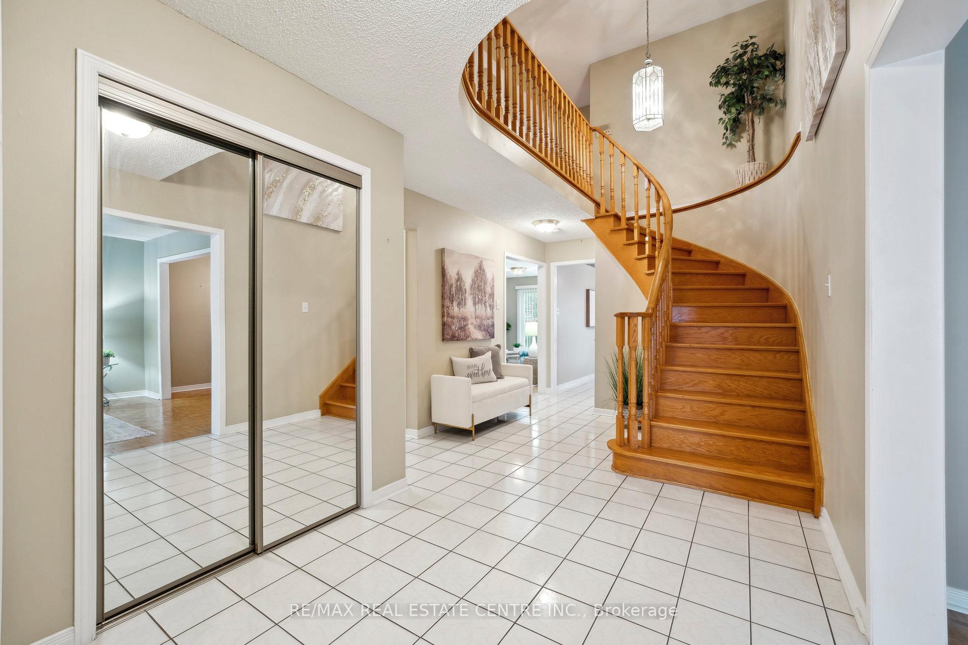 Photo 5 of 56 Canarvan Court, Brampton, Fletcher's Creek South — HOMEH