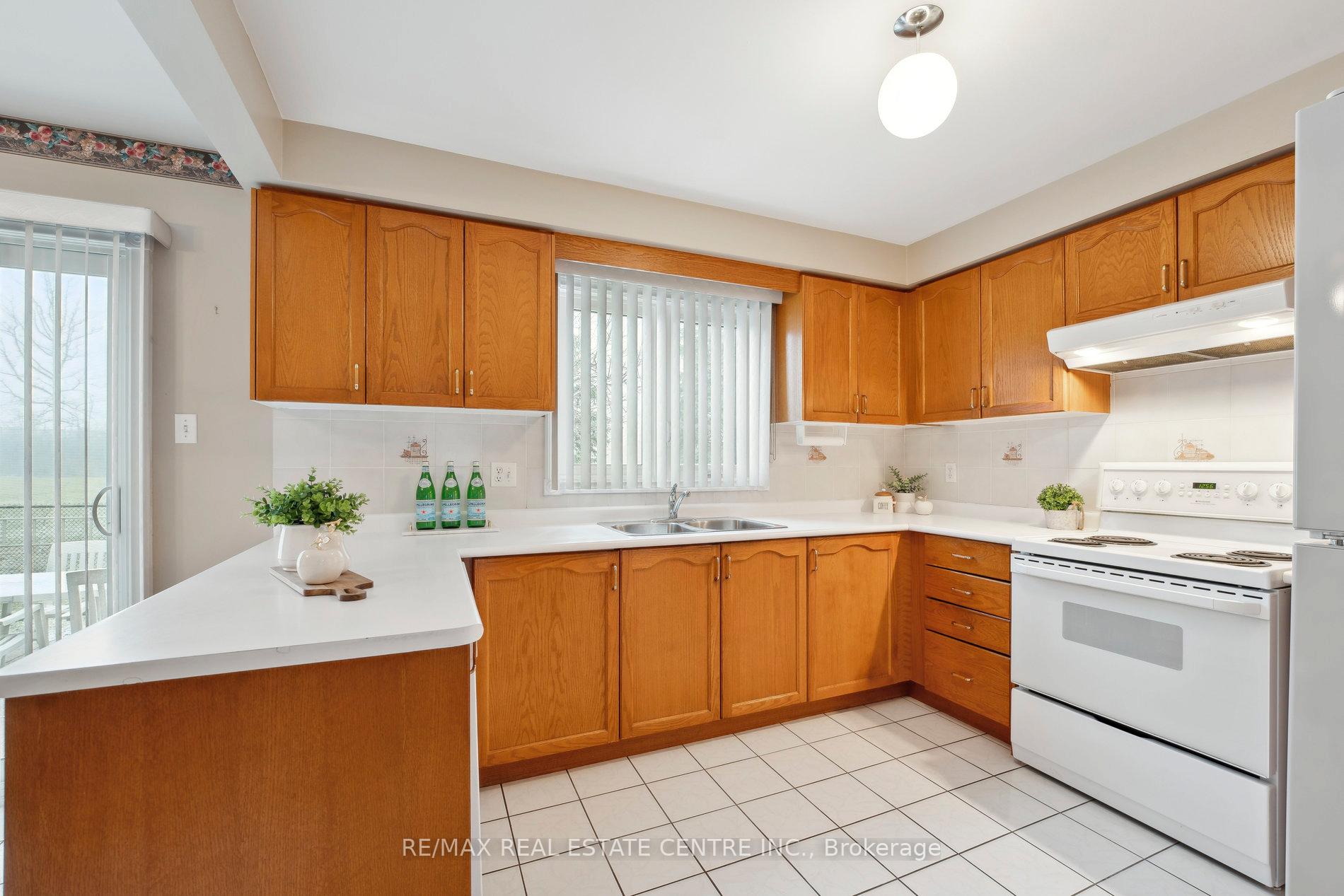 Photo 10 of 56 Canarvan Court, Brampton, Fletcher's Creek South — HOMEH