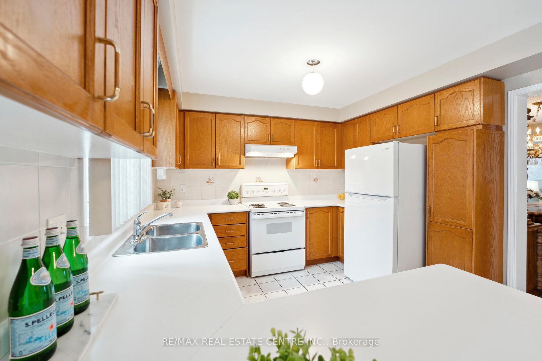 Photo 12 of 56 Canarvan Court, Brampton, Fletcher's Creek South — HOMEH