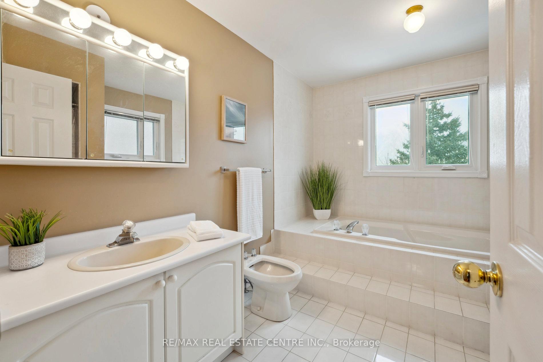 Photo 24 of 56 Canarvan Court, Brampton, Fletcher's Creek South — HOMEH