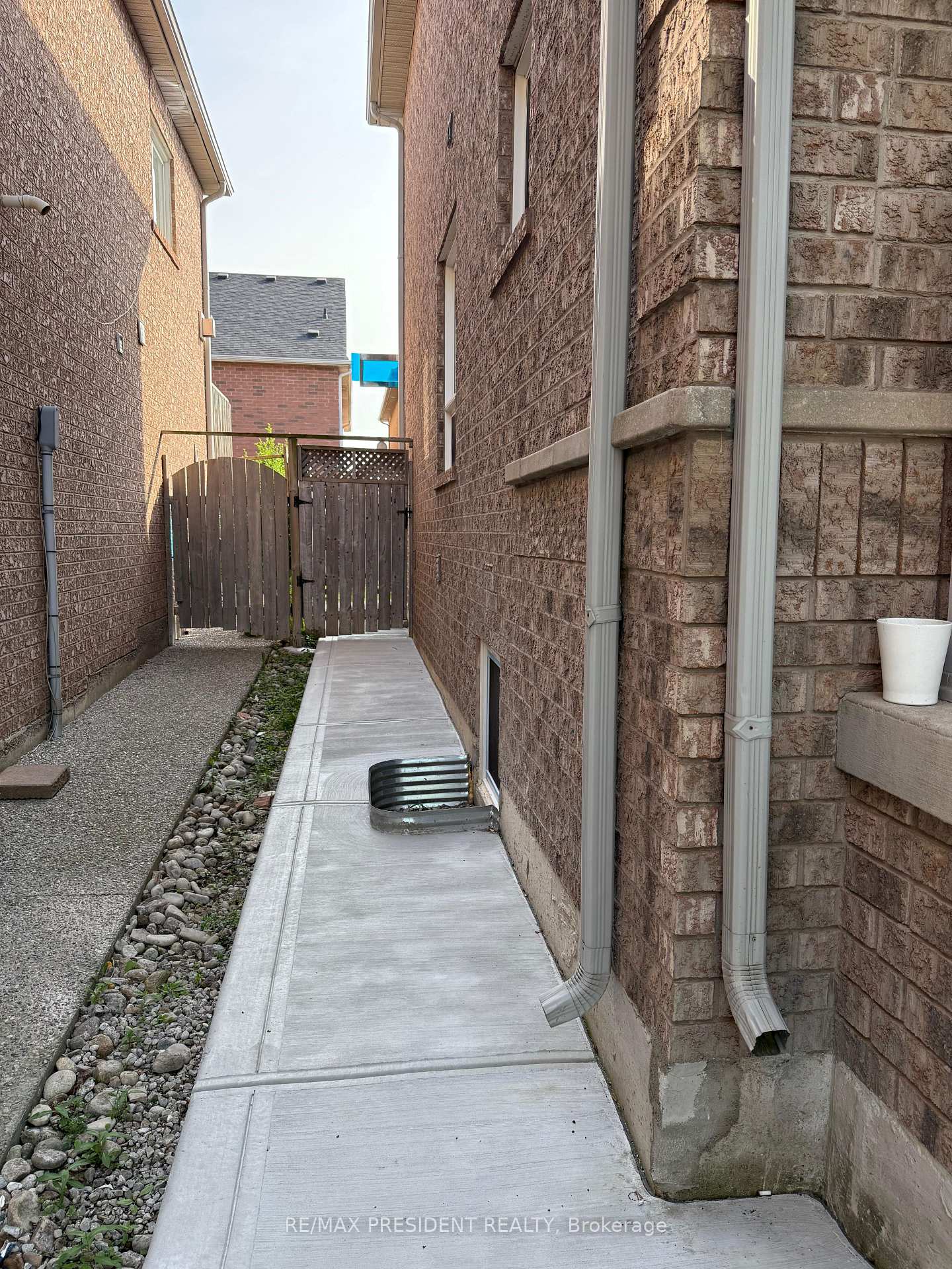 Photo 3 of Unit Basement, 38 Hiberton Crescent, Brampton, Fletcher's Meadow — HOMEH