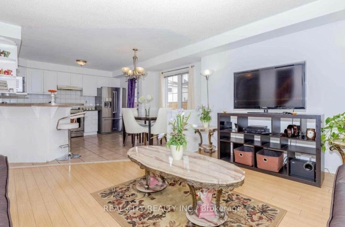 Photo 3 of 31 Seaside Circle, Brampton, Sandringham-Wellington — HOMEH