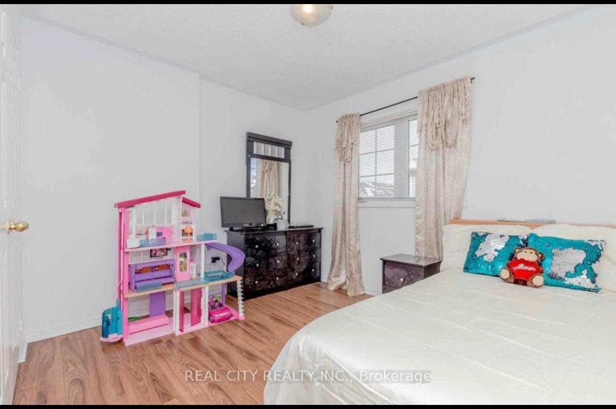 Photo 4 of 31 Seaside Circle, Brampton, Sandringham-Wellington — HOMEH