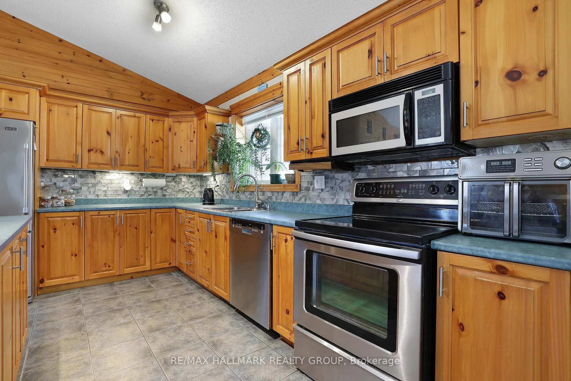 Photo 11 of 206 Old Pakenham Road, Ottawa, Fitzroy — HOMEH