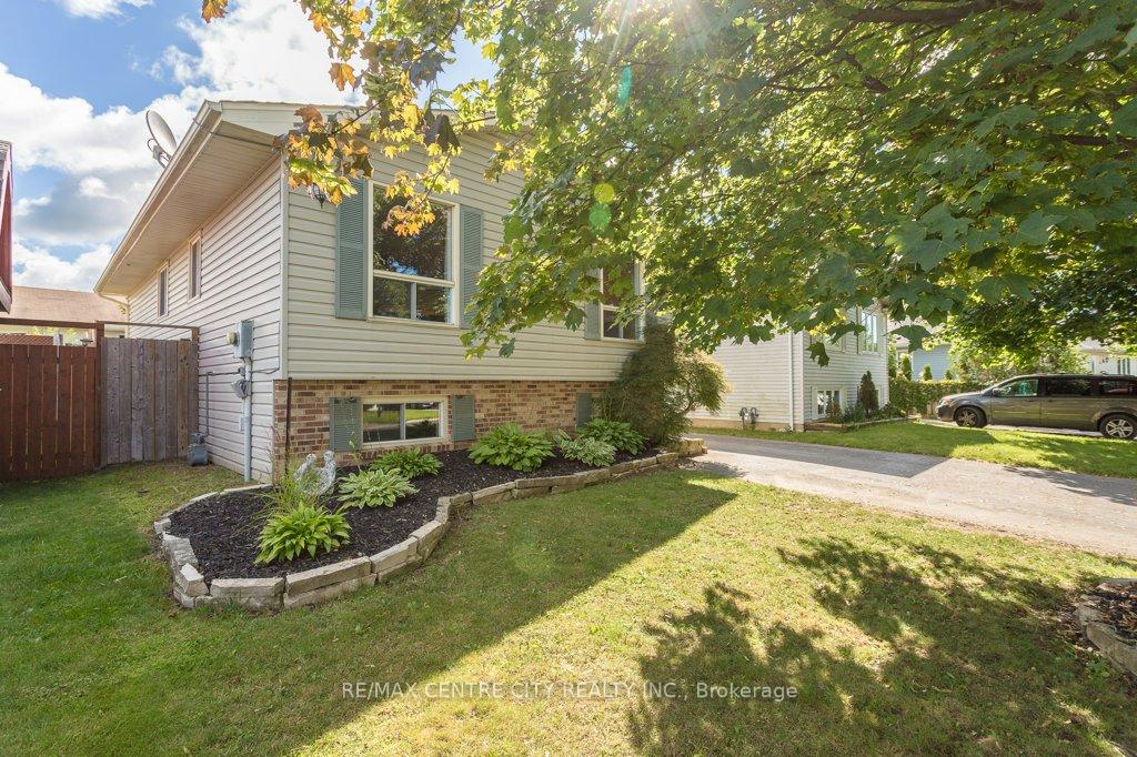 Front of 55 Melanie Drive E