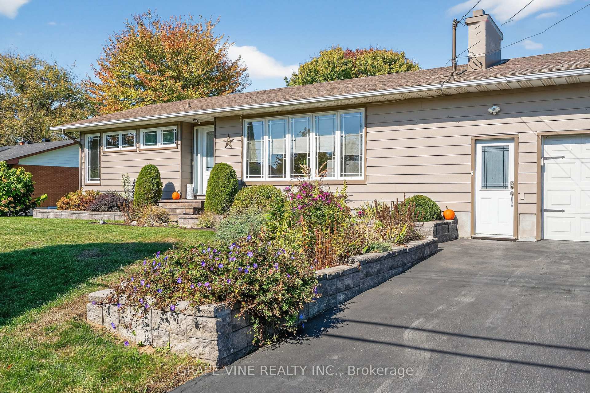Photo 2 of 5041 Thunder Road, Ottawa, Carlsbad Springs — HOMEH