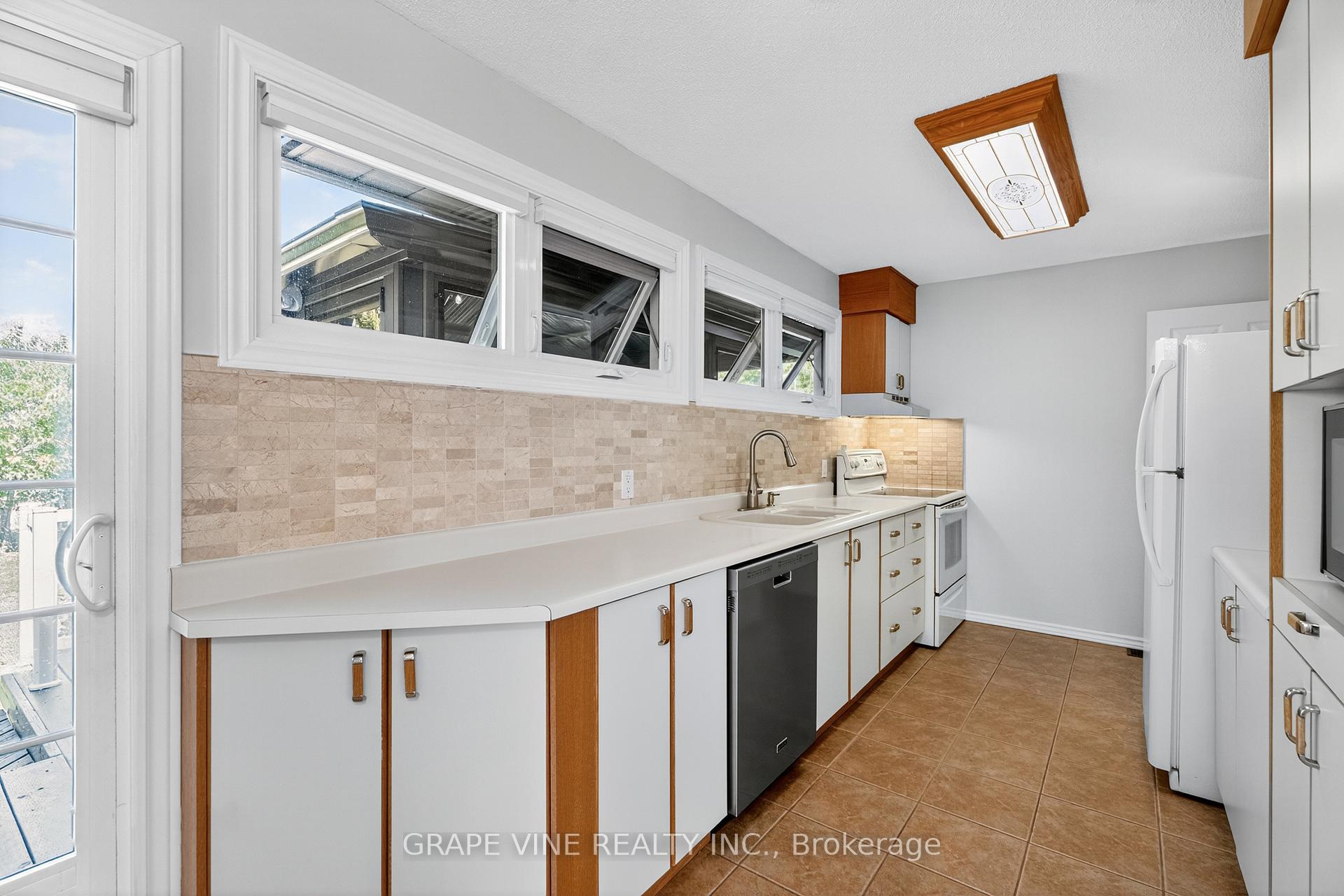 Photo 33 of 5041 Thunder Road, Ottawa, Carlsbad Springs — HOMEH