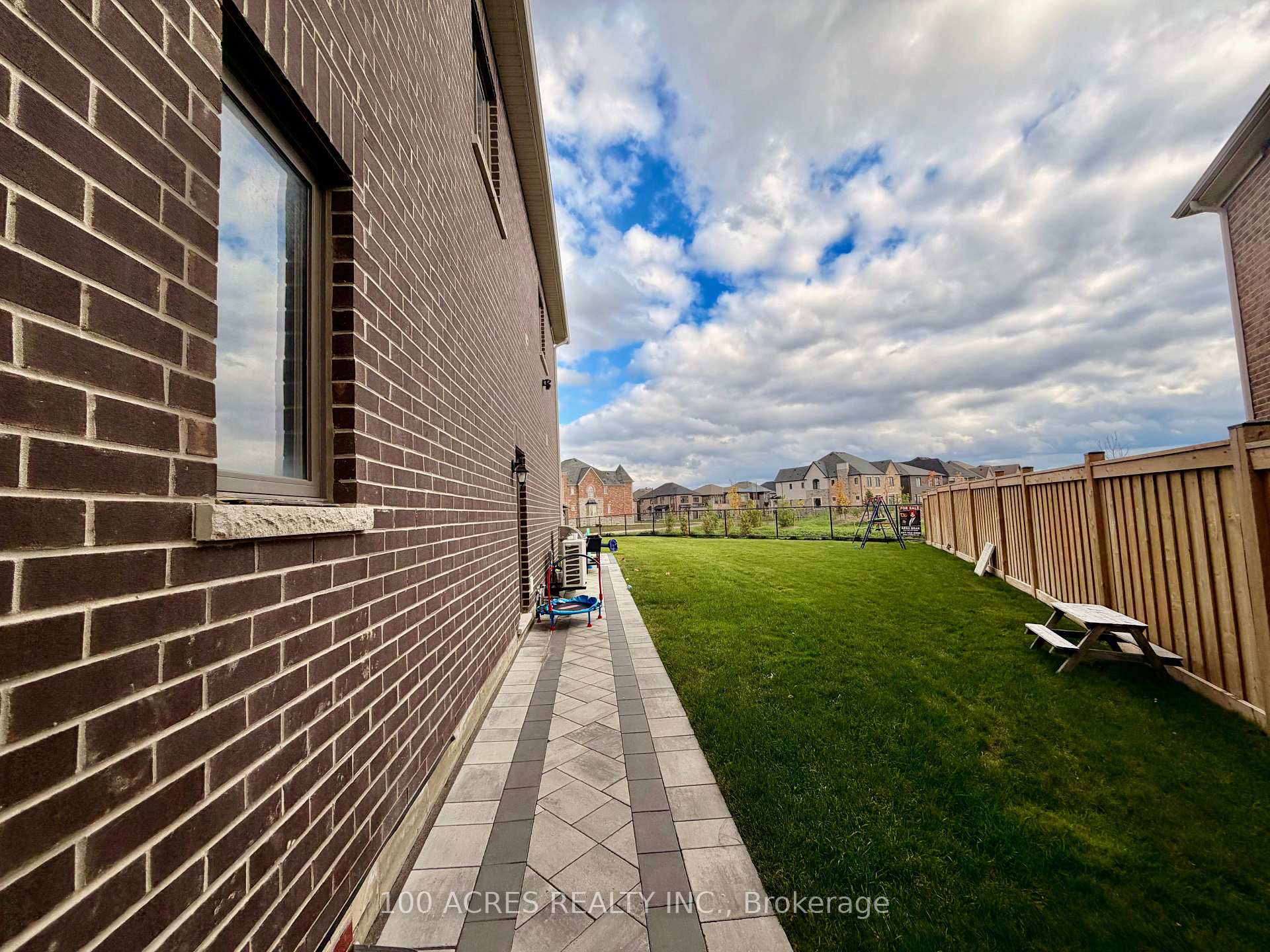 Photo 8 of 63 Eberly Woods Drive, Caledon, Rural Caledon — HOMEH