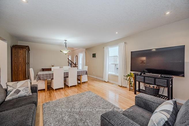 Photo 9 of 19 Bard Boulevard, Guelph, Pineridge/Westminster Woods — HOMEH