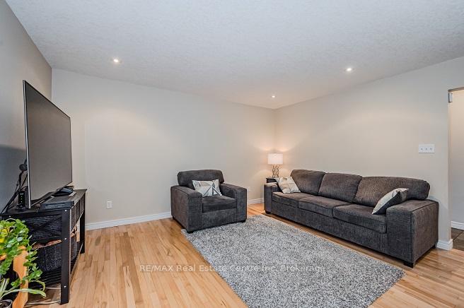 Photo 10 of 19 Bard Boulevard, Guelph, Pineridge/Westminster Woods — HOMEH