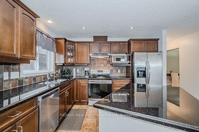 Photo 11 of 19 Bard Boulevard, Guelph, Pineridge/Westminster Woods — HOMEH