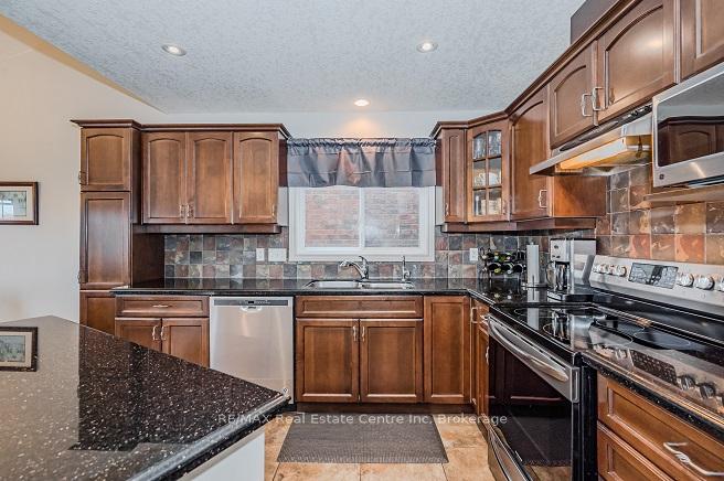 Photo 12 of 19 Bard Boulevard, Guelph, Pineridge/Westminster Woods — HOMEH