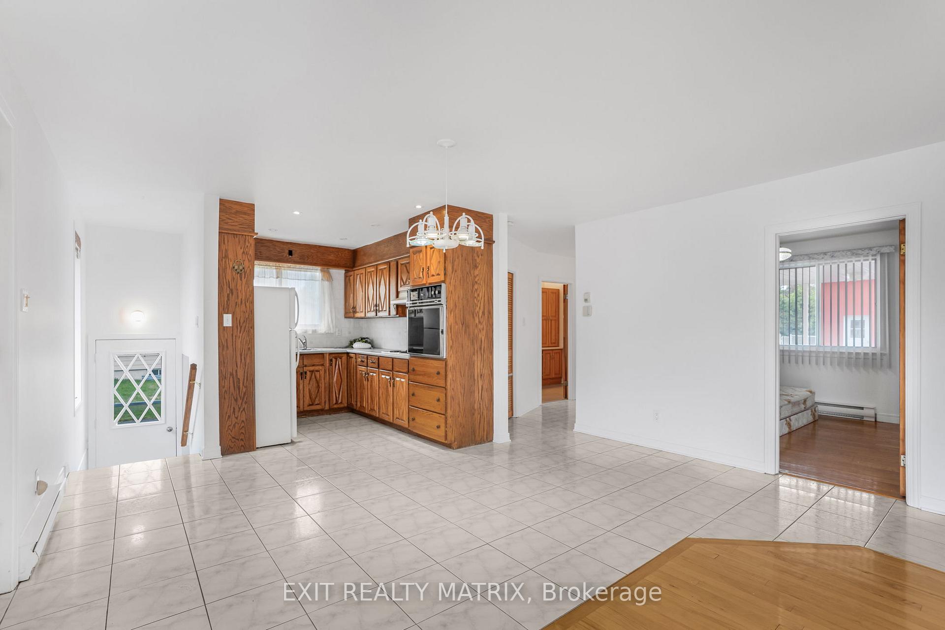 Photo 5 of 323 Longueuil Street, Champlain, L'Orignal — HOMEH