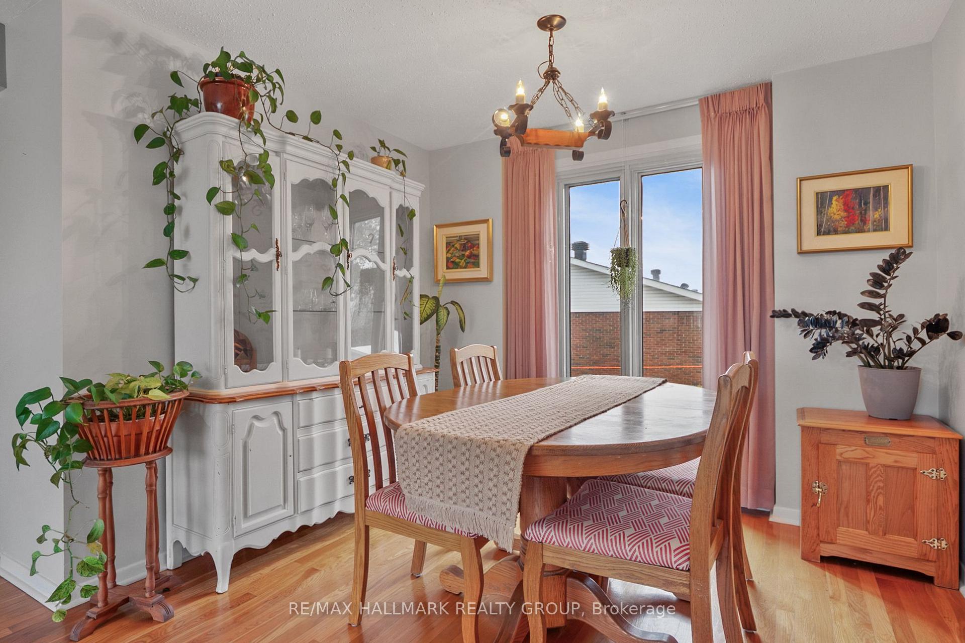 Photo 4 of 30 Tiverton Drive, Ottawa, Borden Farm/Stewart Farm/Carleton Heights/Parkwood Hills — HOMEH