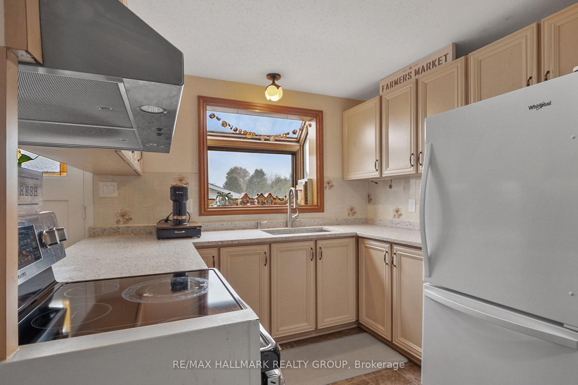Photo 7 of 30 Tiverton Drive, Ottawa, Borden Farm/Stewart Farm/Carleton Heights/Parkwood Hills — HOMEH
