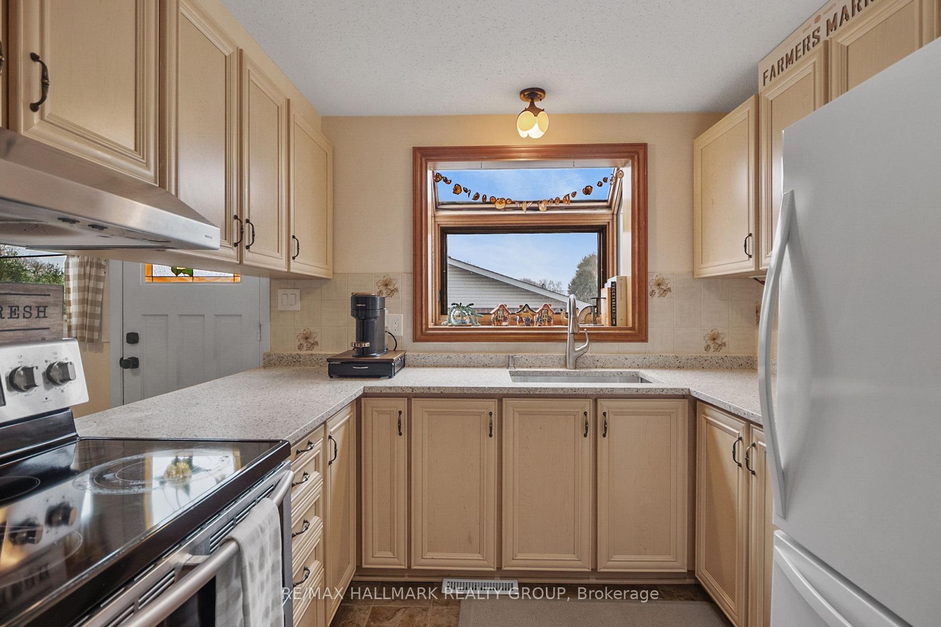 Photo 8 of 30 Tiverton Drive, Ottawa, Borden Farm/Stewart Farm/Carleton Heights/Parkwood Hills — HOMEH