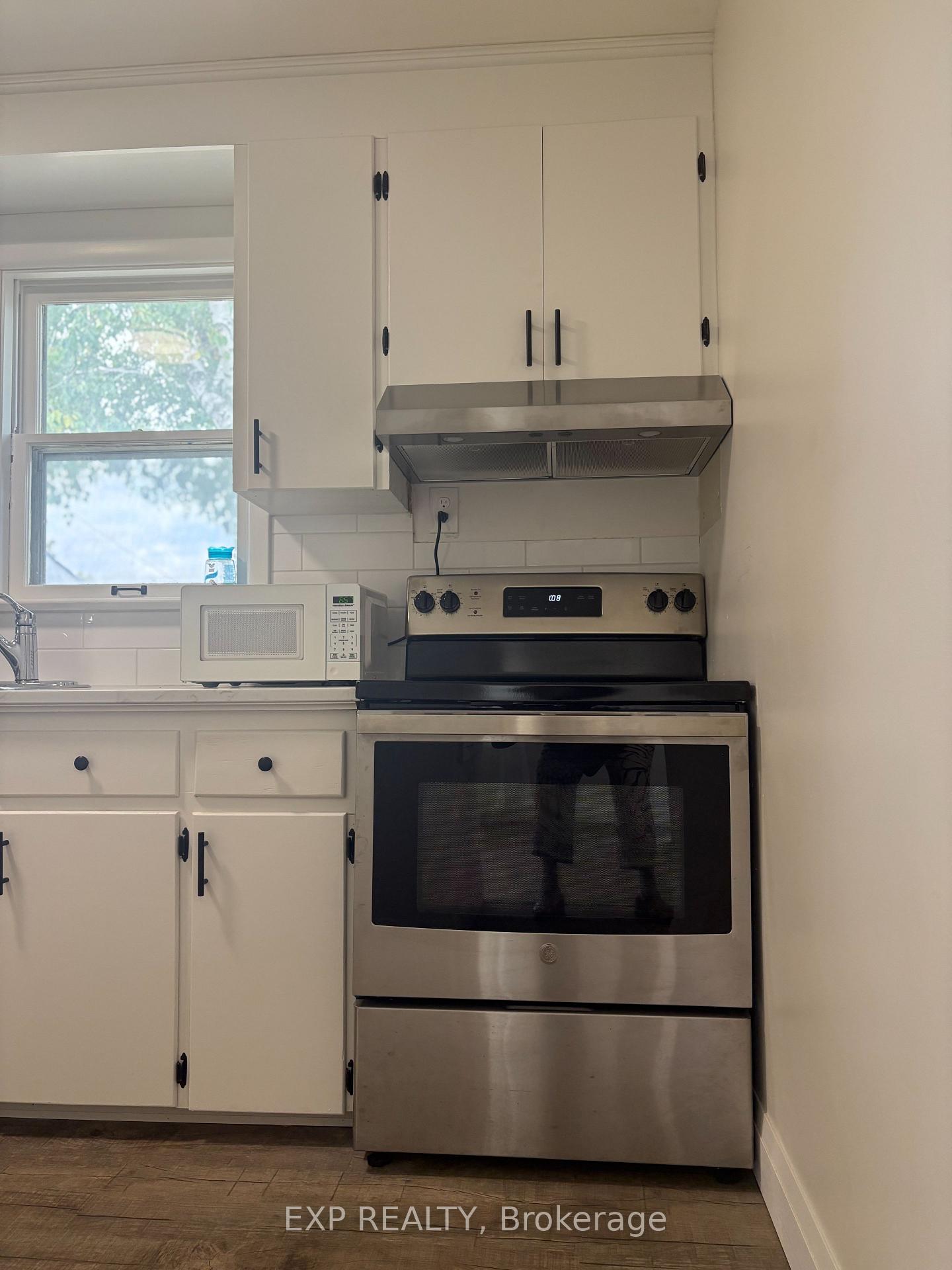 Photo 11 of 17 Huff Avenue, Brantford — HOMEH