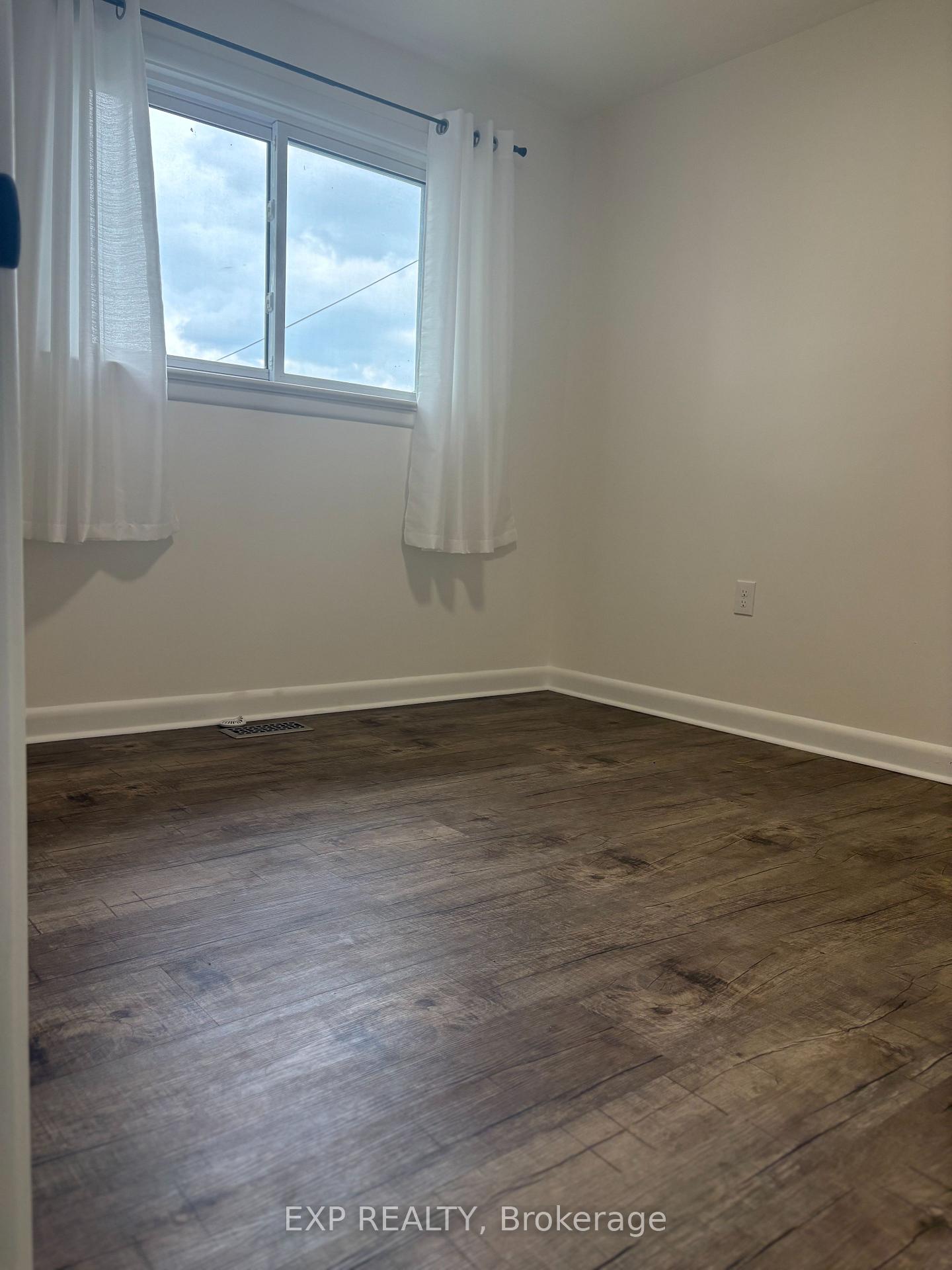 Photo 8 of 17 Huff Avenue, Brantford — HOMEH