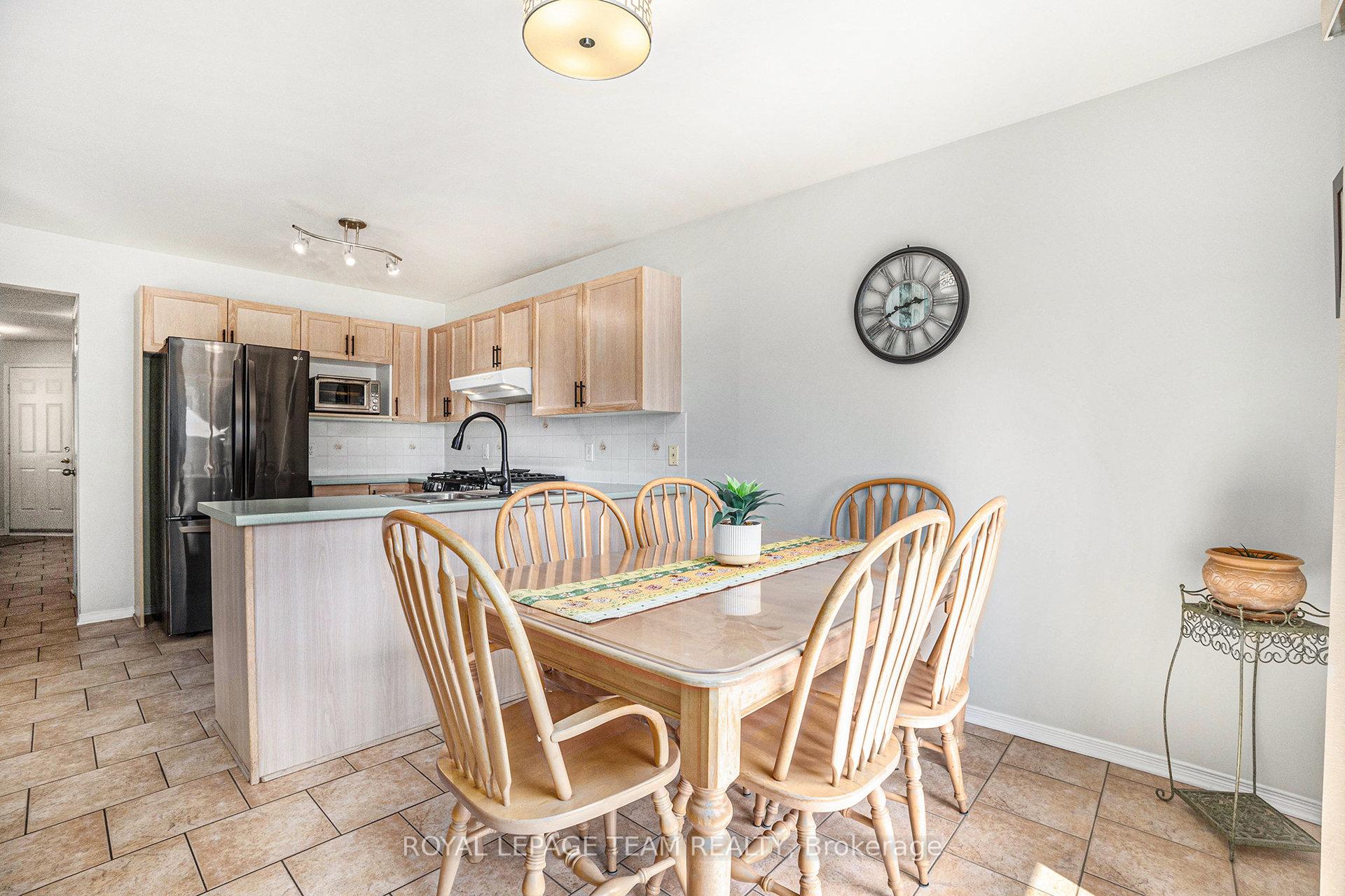 Photo 12 of 36 Nakota Way, Ottawa, Barrhaven - Longfields — HOMEH