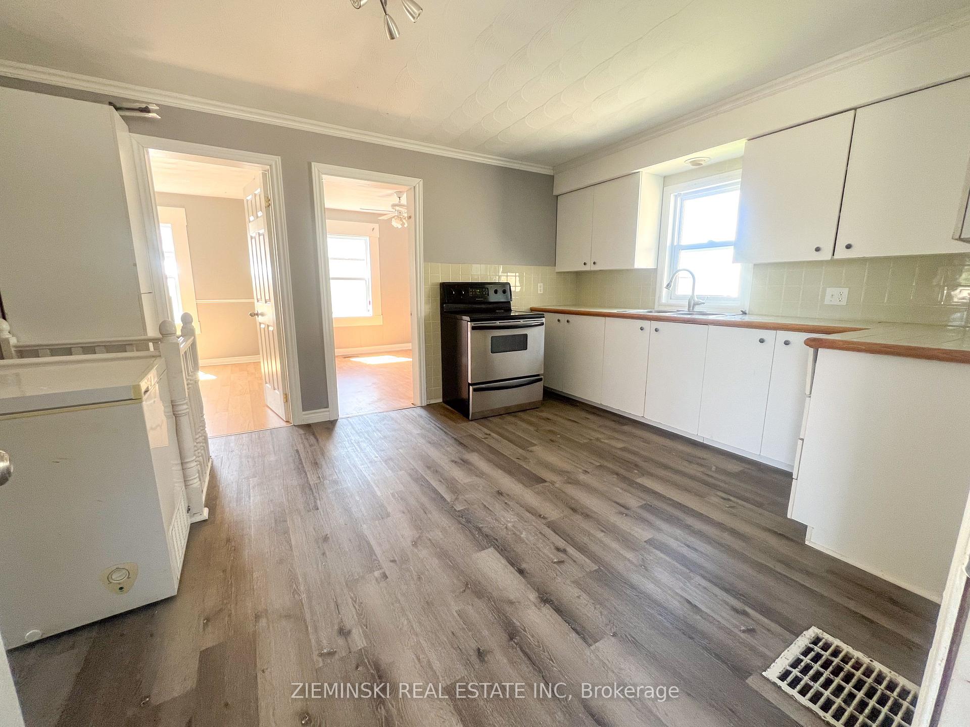 Photo 4 of Unit A, 15 Fourth Street, Cochrane — HOMEH