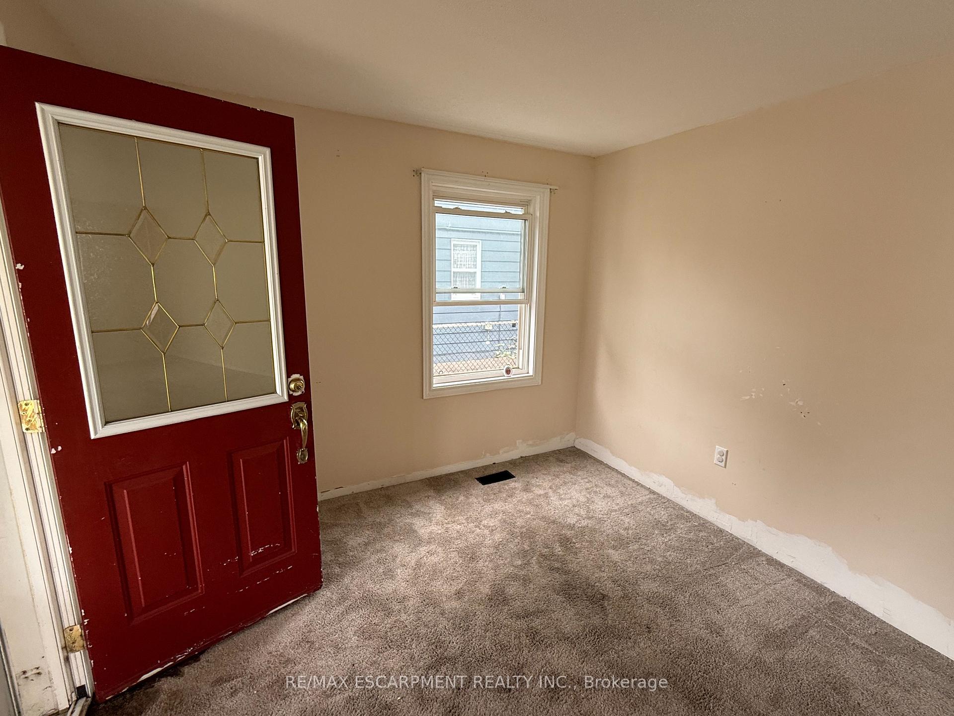 Photo 3 of 106 Aberdeen Avenue, Brantford — HOMEH