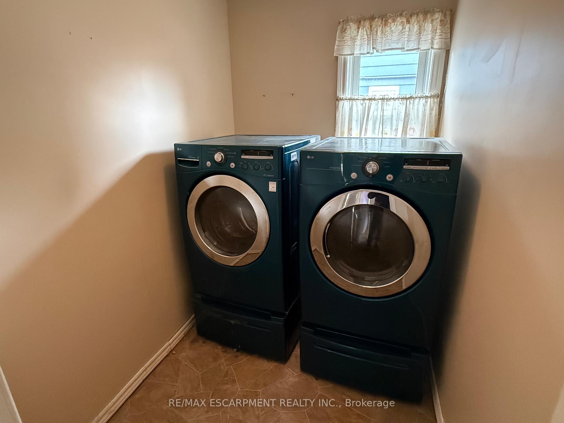 Photo 2 of 106 Aberdeen Avenue, Brantford — HOMEH
