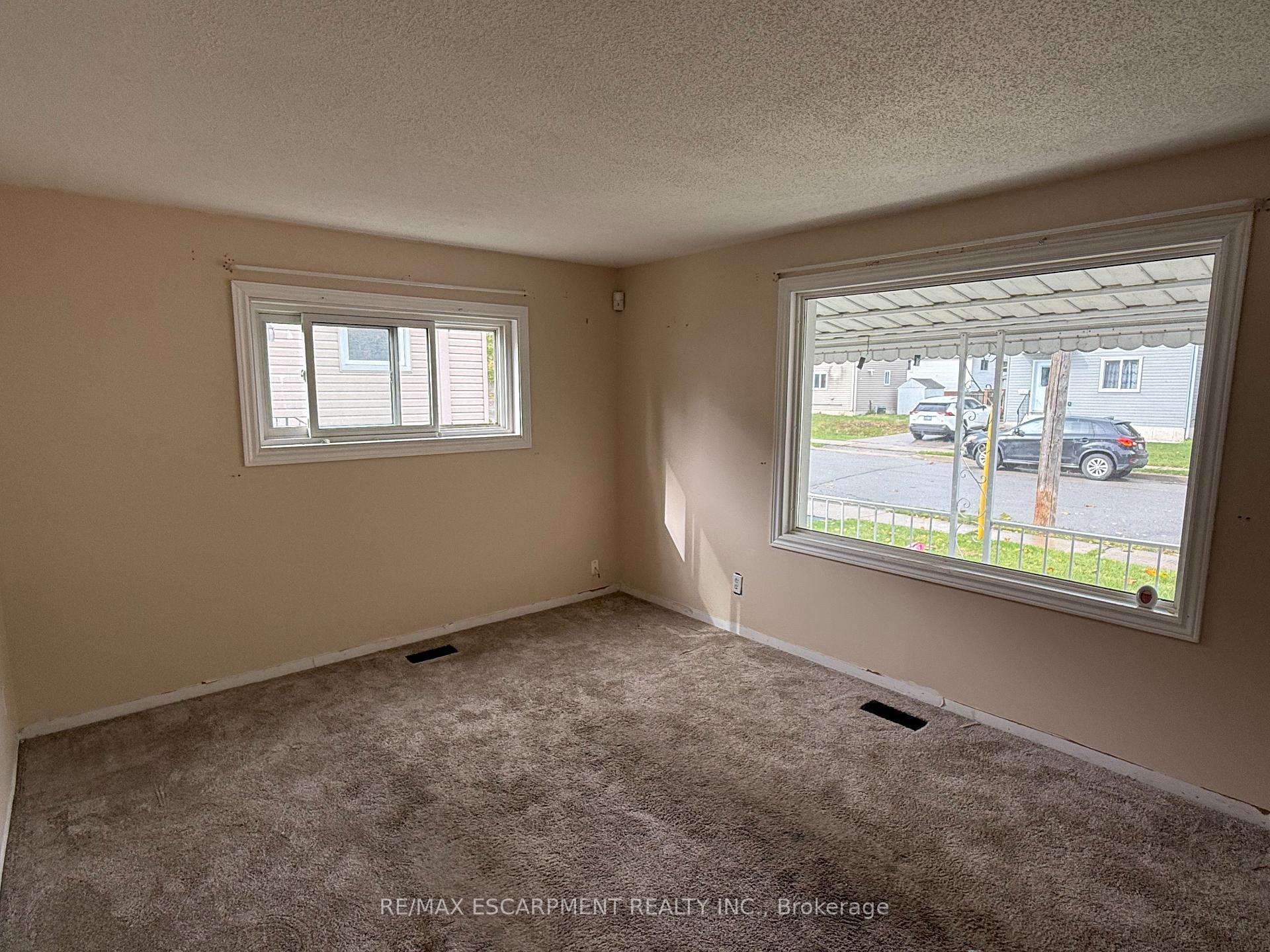 Photo 4 of 106 Aberdeen Avenue, Brantford — HOMEH