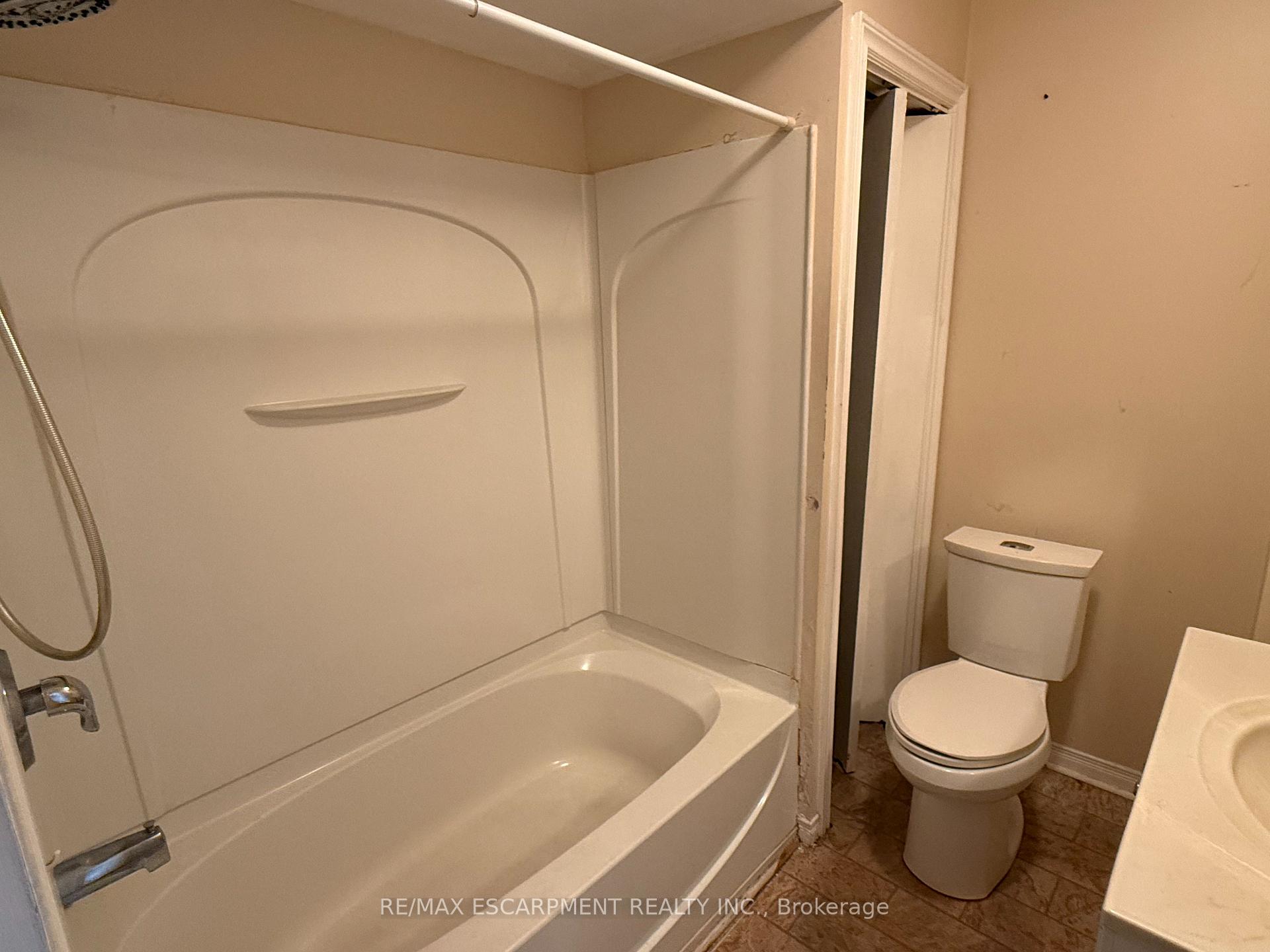 Photo 7 of 106 Aberdeen Avenue, Brantford — HOMEH