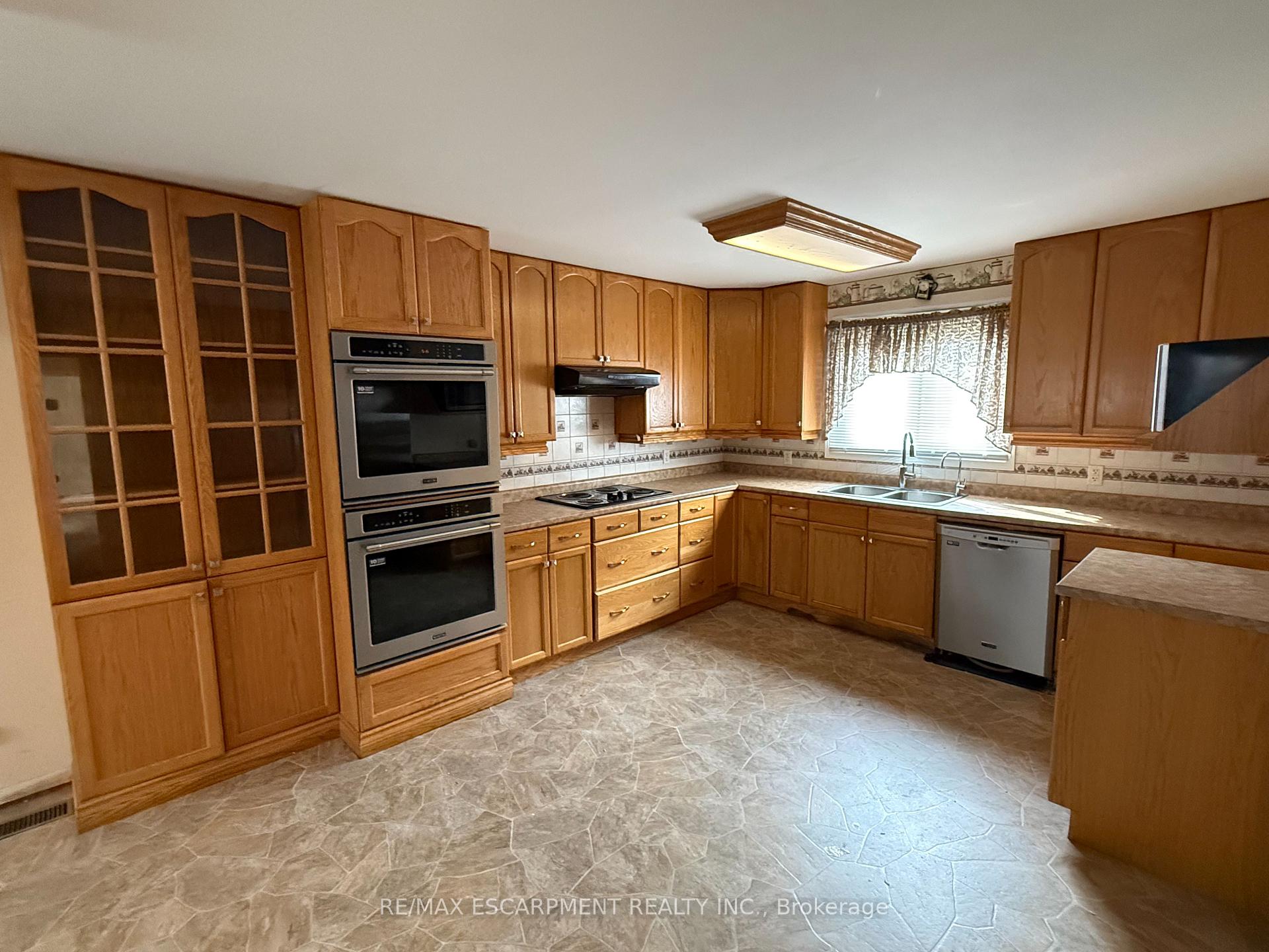 Photo 11 of 106 Aberdeen Avenue, Brantford — HOMEH