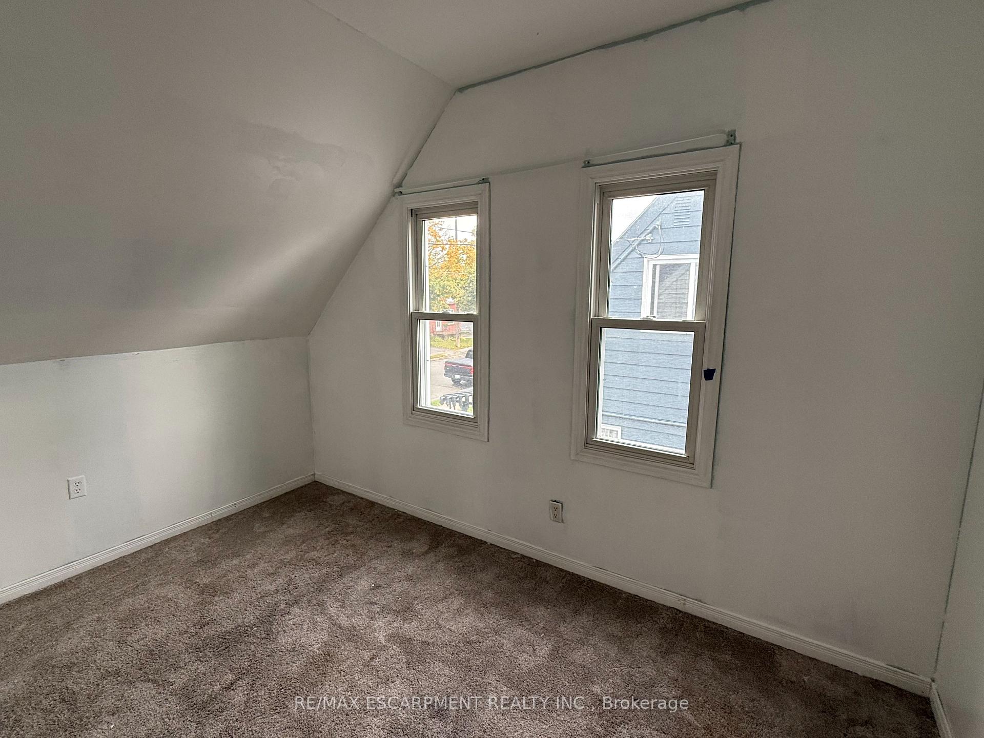 Photo 23 of 106 Aberdeen Avenue, Brantford — HOMEH