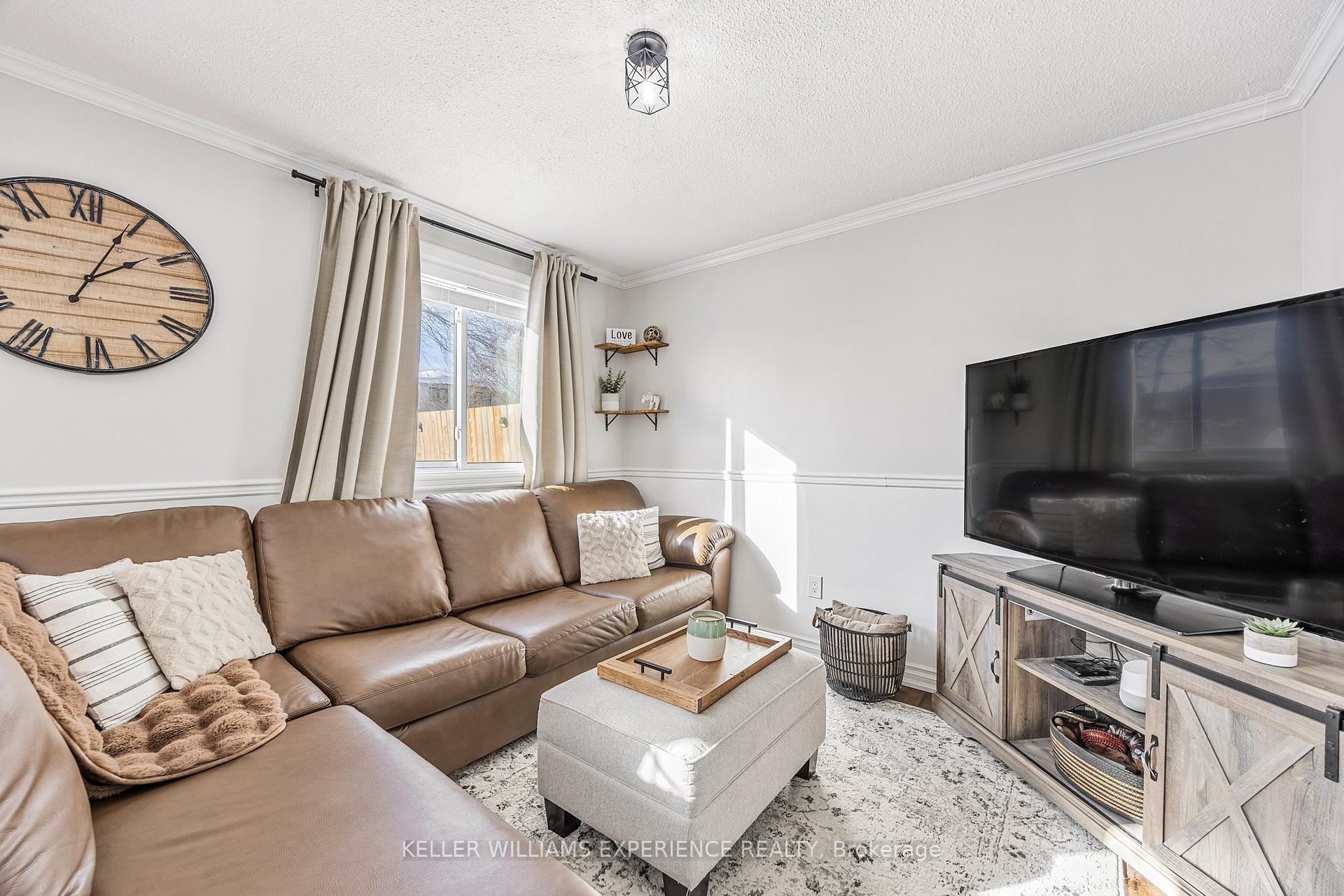 Photo 3 of 24 Shaw Crescent, Barrie, Letitia Heights — HOMEH