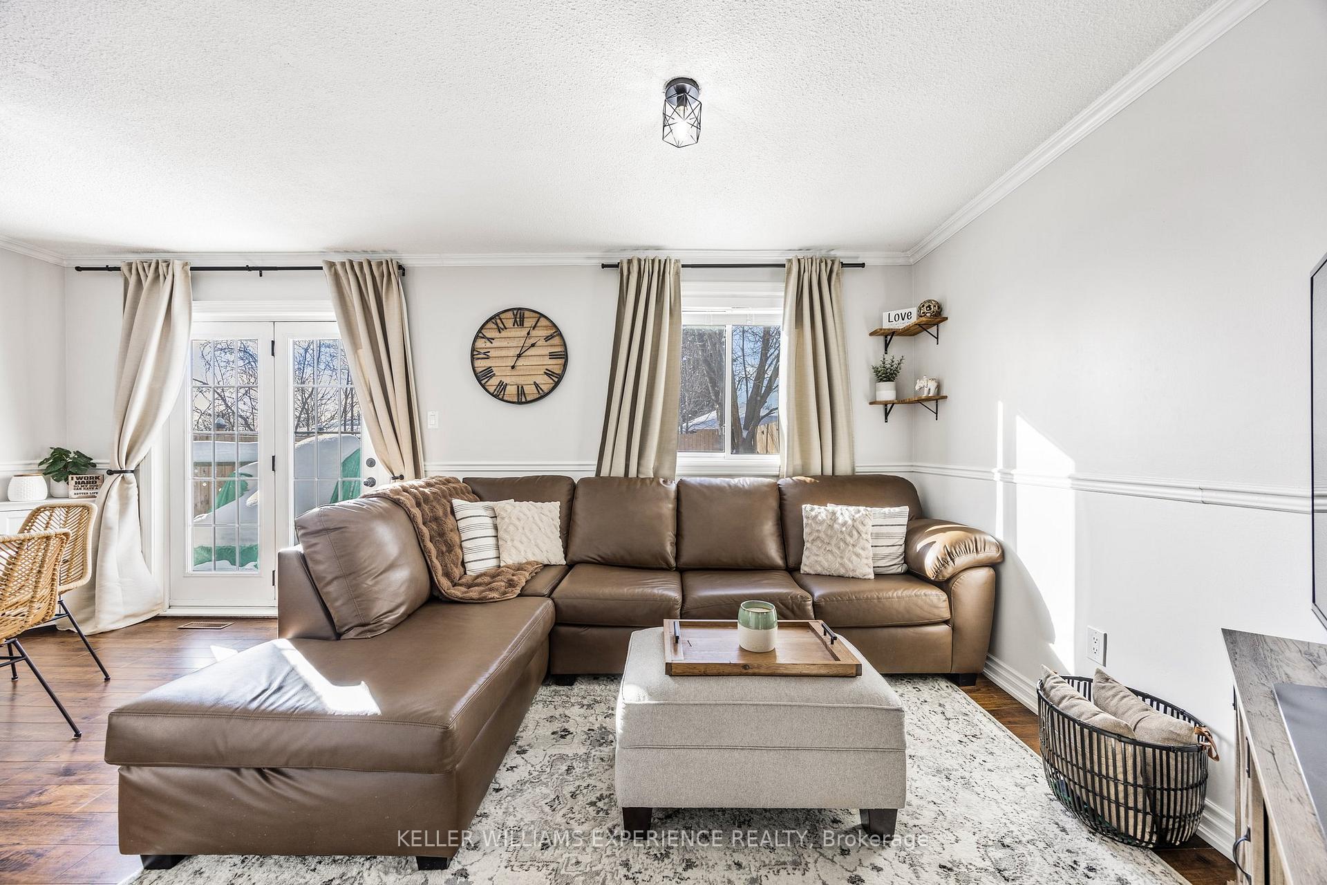 Photo 4 of 24 Shaw Crescent, Barrie, Letitia Heights — HOMEH