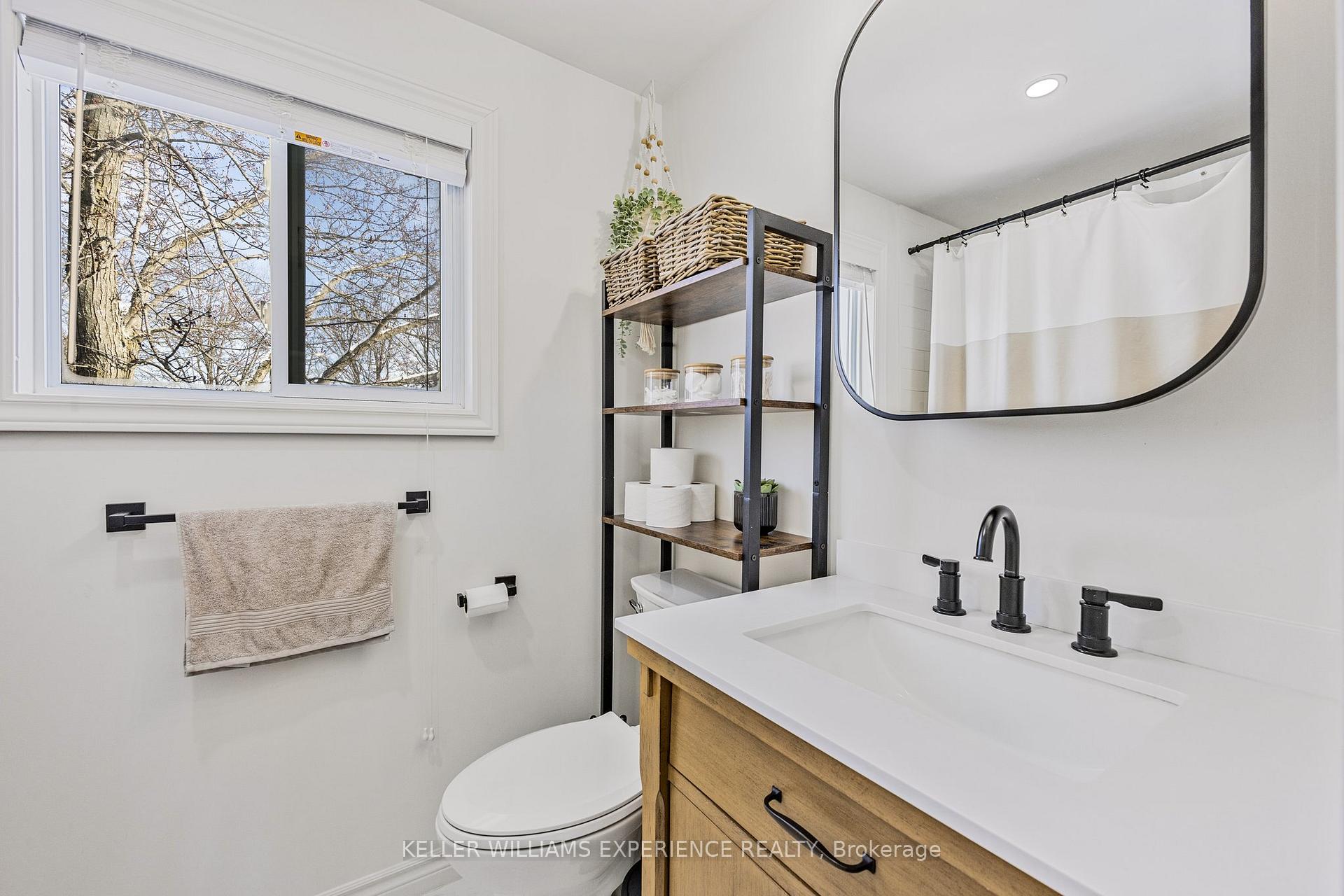 Photo 13 of 24 Shaw Crescent, Barrie, Letitia Heights — HOMEH