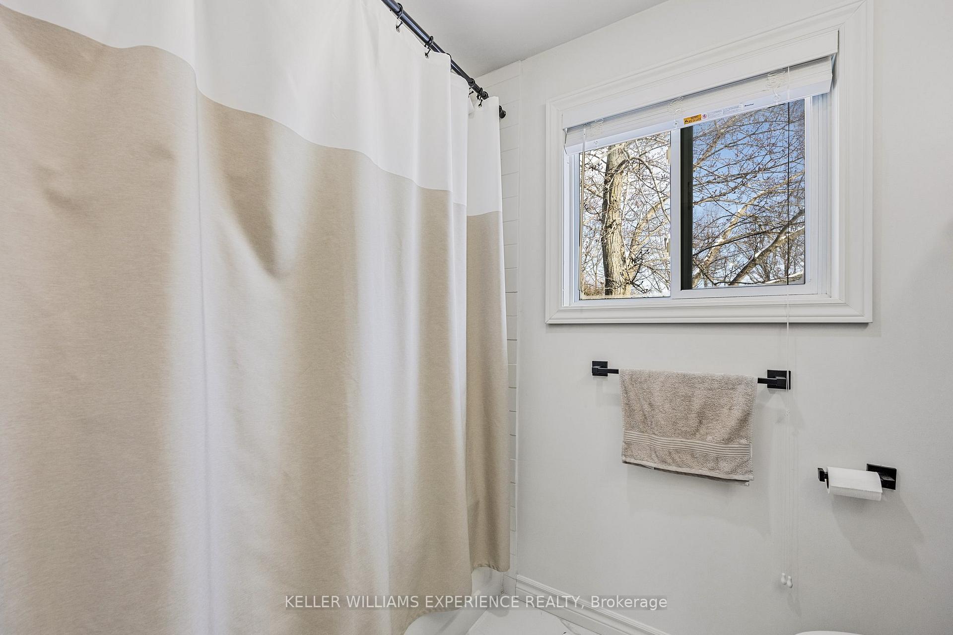 Photo 14 of 24 Shaw Crescent, Barrie, Letitia Heights — HOMEH